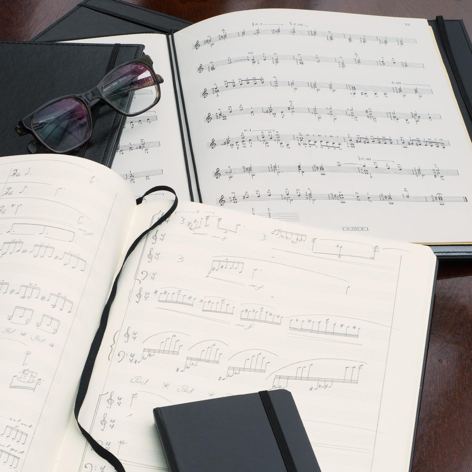 Leuchtturm1917 Master Classic (A4+), Sert Kapak, 123 Numaralandırılmış Porte Sayfa, Müzik Nota Defteri, Siyah 340833 
