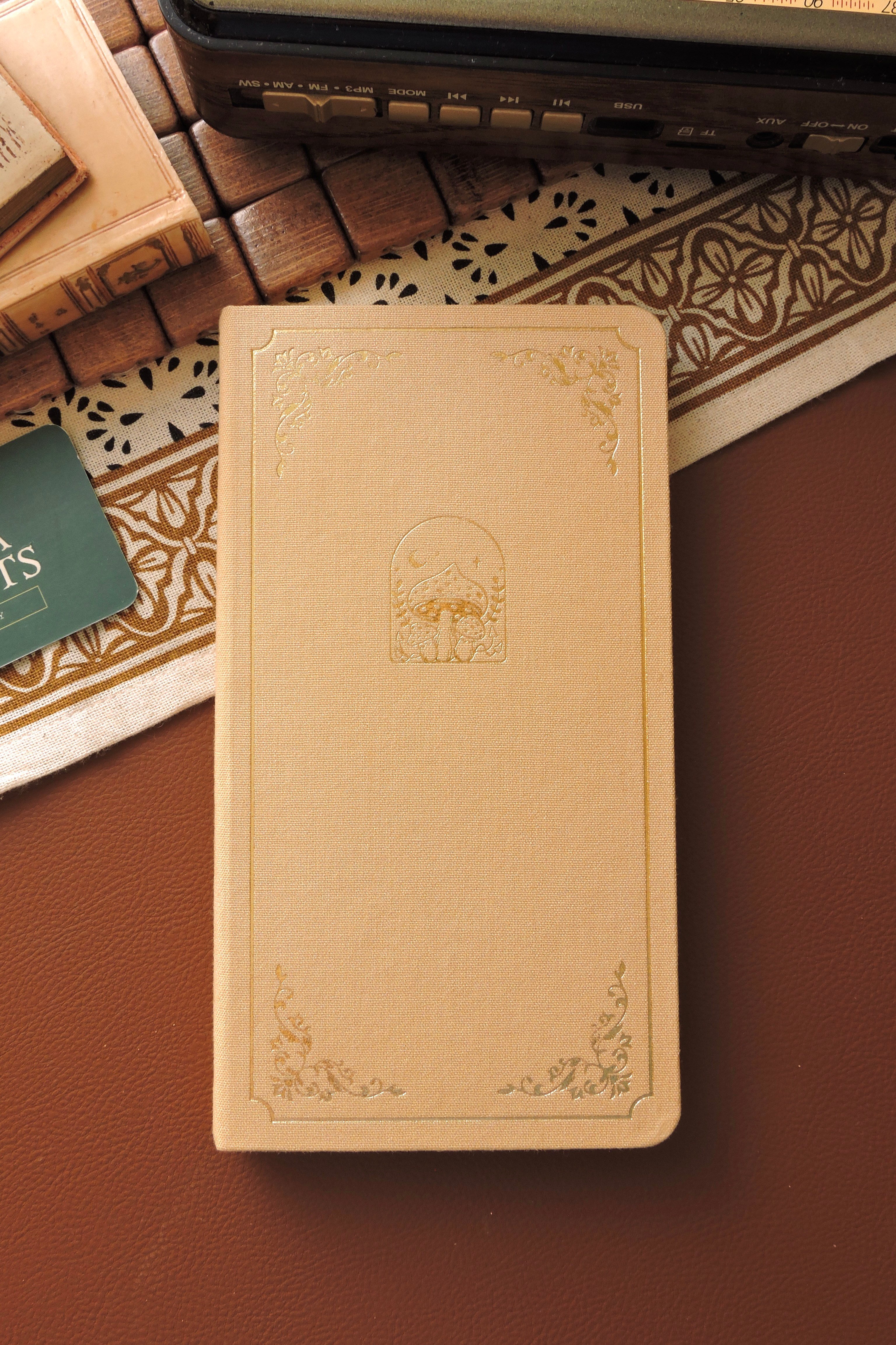 Nova Crafts Keten Yaldız Kapak Noktalı Defter 10x20.5 cm. 90 gr. Ivory 224 sy. Yaldız Kenar, Cream