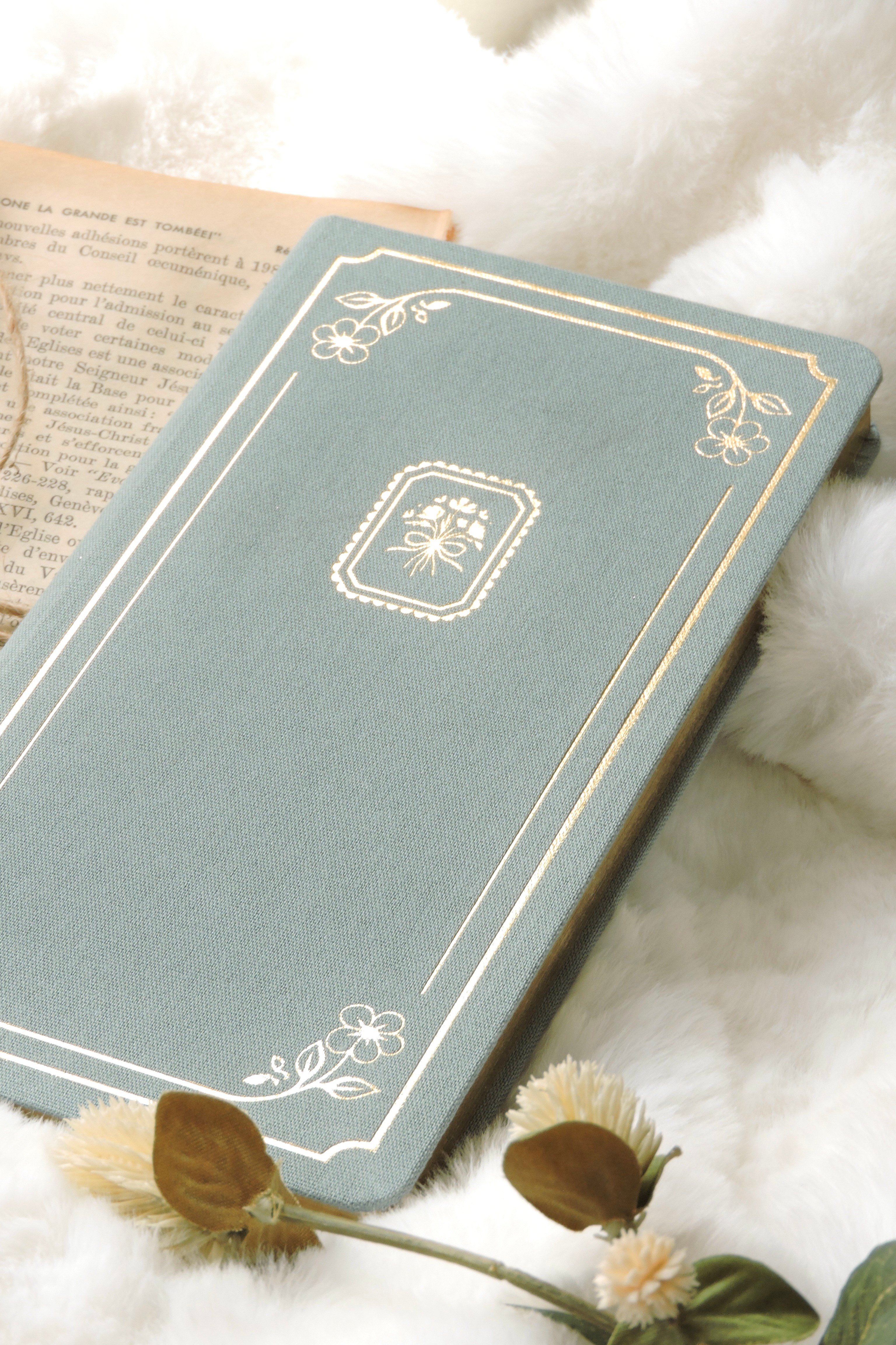 Nova Crafts Keten Yaldız Kapak Noktalı Defter 10x20.5 cm. 90 gr. Ivory 224 sy. Yaldız Kenar, Aqua Green
