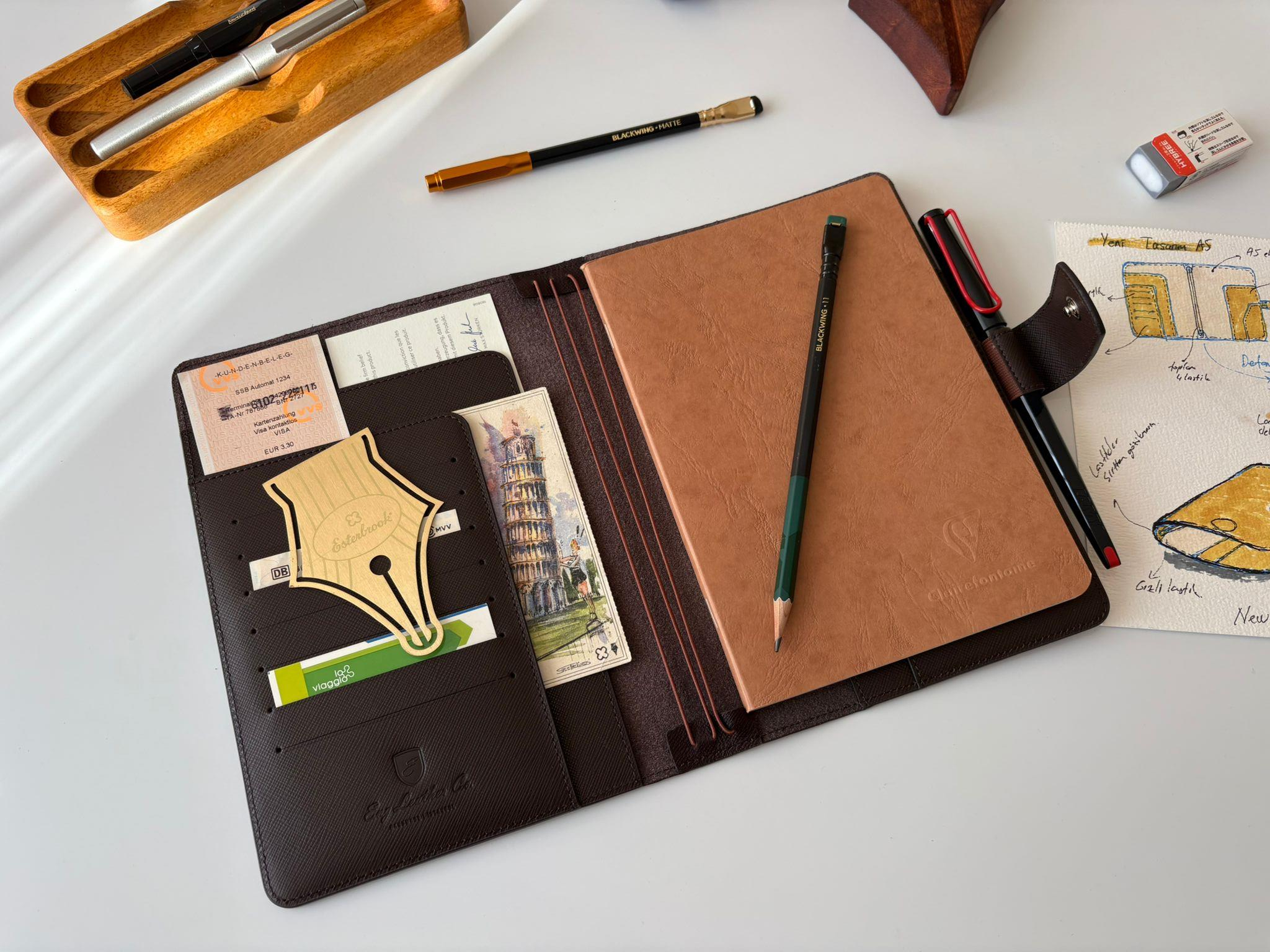 Eng Leather Saffiano Deri Koleksiyonu  A6 Defter & Kalem Çantası Rosewood