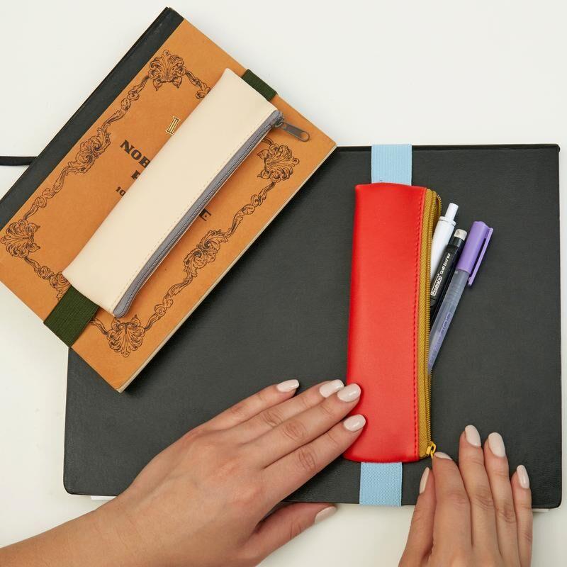 Kikkerland Defter Üstü Renkli Fermuarlı & Lastikli Kalemlik