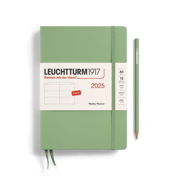 Leuchtturm1917 2025 Haftalık Planlayıcı, Orta Boy (A5), 144 Sayfa, İngilizce, Sage 370772
