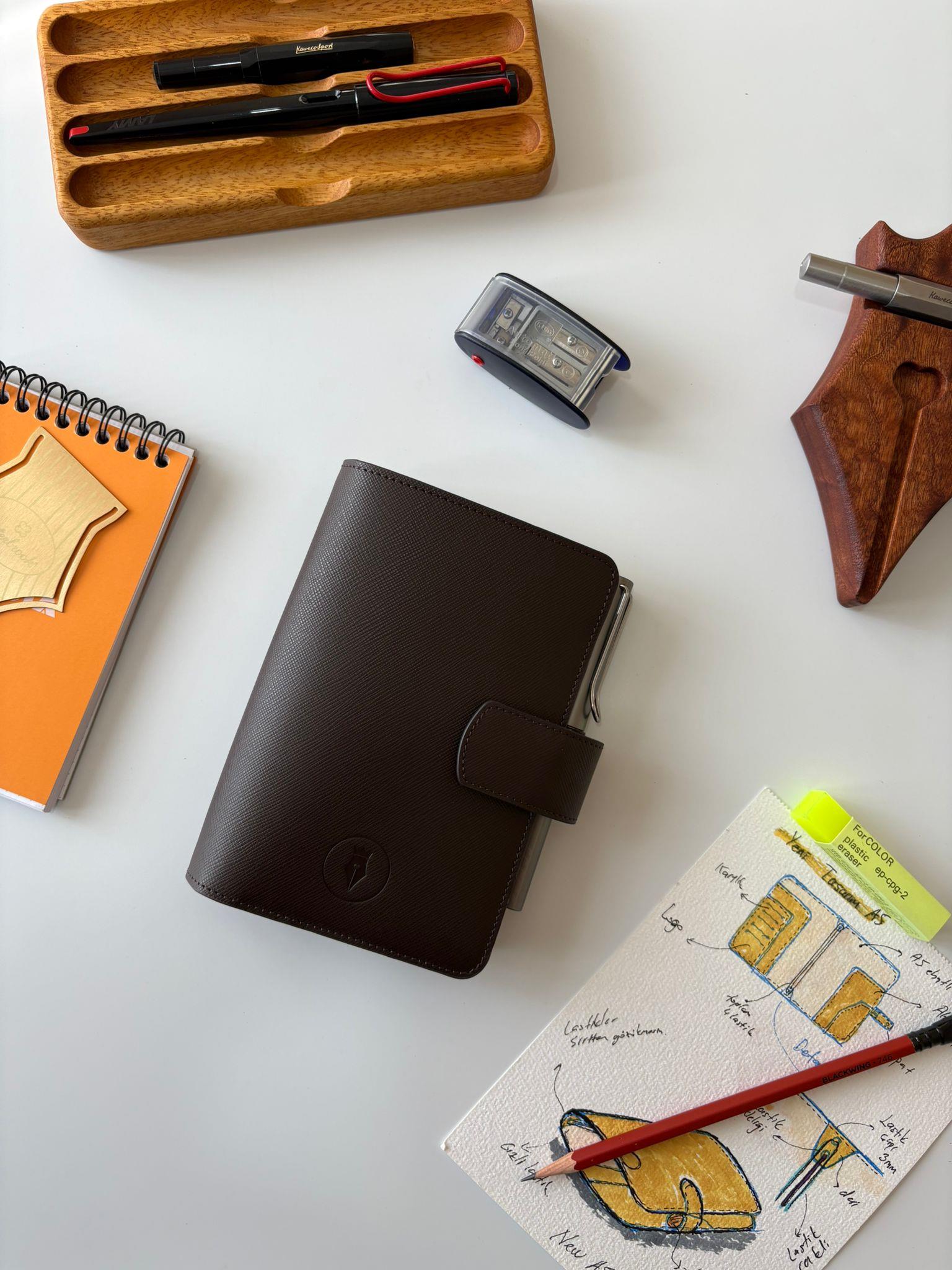 Eng Leather Saffiano Deri Koleksiyonu  A6 Defter & Kalem Çantası Rosewood