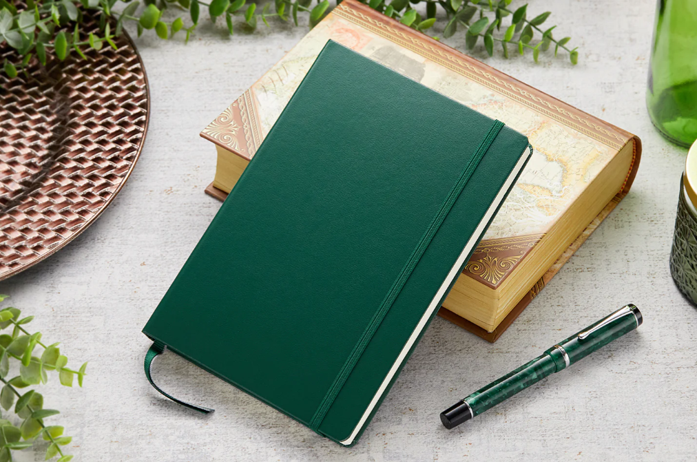 Leuchtturm1917 Not Defteri Orta Boy (A5), Sert Kapak, 411 Numaralandırılmış Sayfa, Çizgili,Forest Green 372929