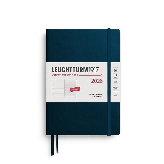 Leuchtturm1917 Orta Boy (A5) 12 Aylık Ajanda ve Not Defteri (Çizgili) 2026 Sert Kapak, İngilizce, Derin Deniz 372659