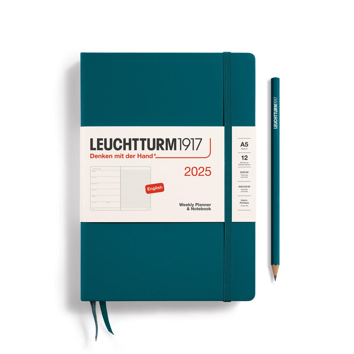 Leuchtturm1917 2025 Haftalık Planlayıcı ve Not Defteri, Orta Boy (A5), 144 Sayfa, İngilizce, Çizgili, Pasific Green 370742