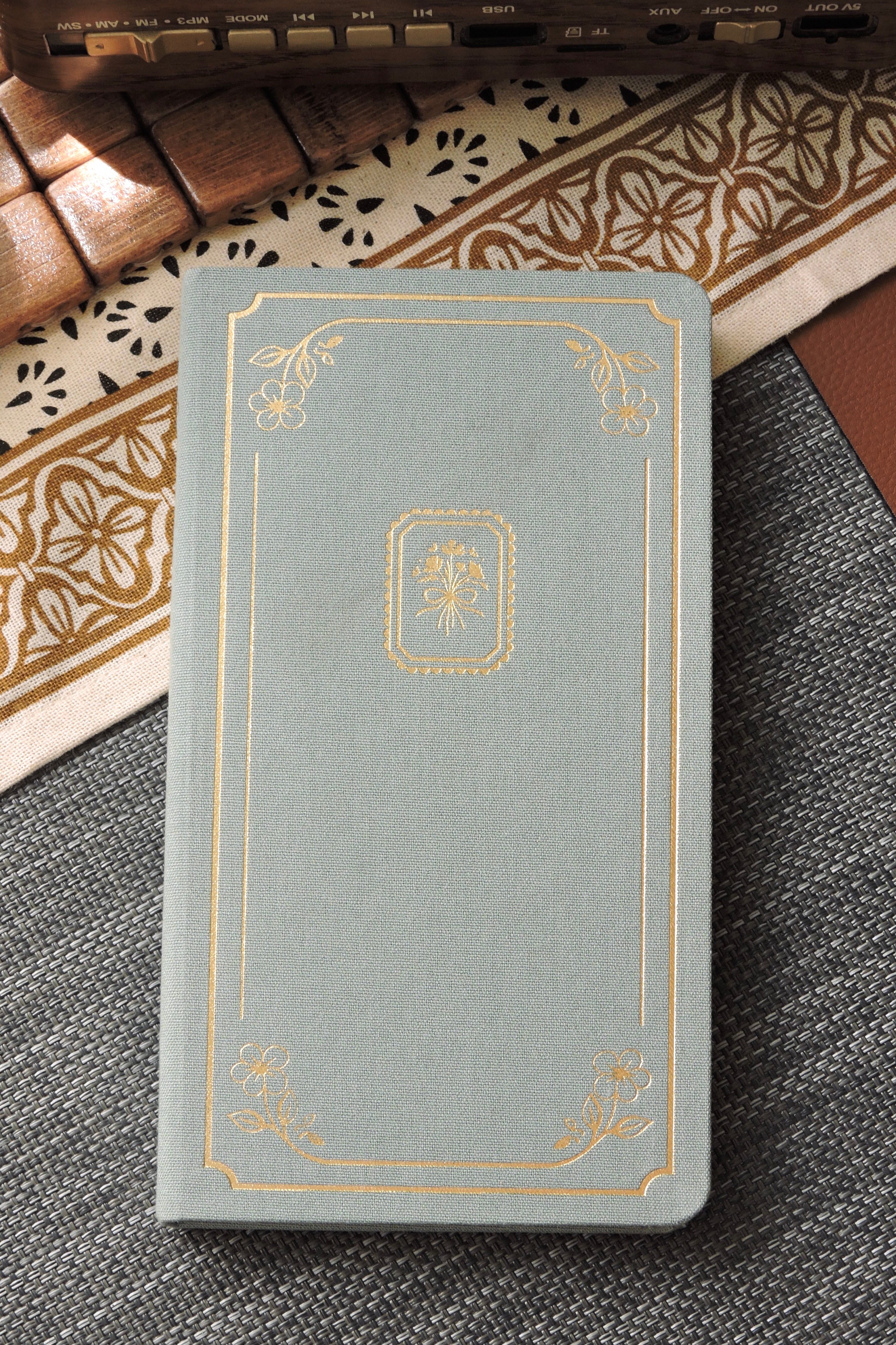 Nova Crafts Keten Yaldız Kapak Noktalı Defter 10x20.5 cm. 90 gr. Ivory 224 sy. Yaldız Kenar, Aqua Green