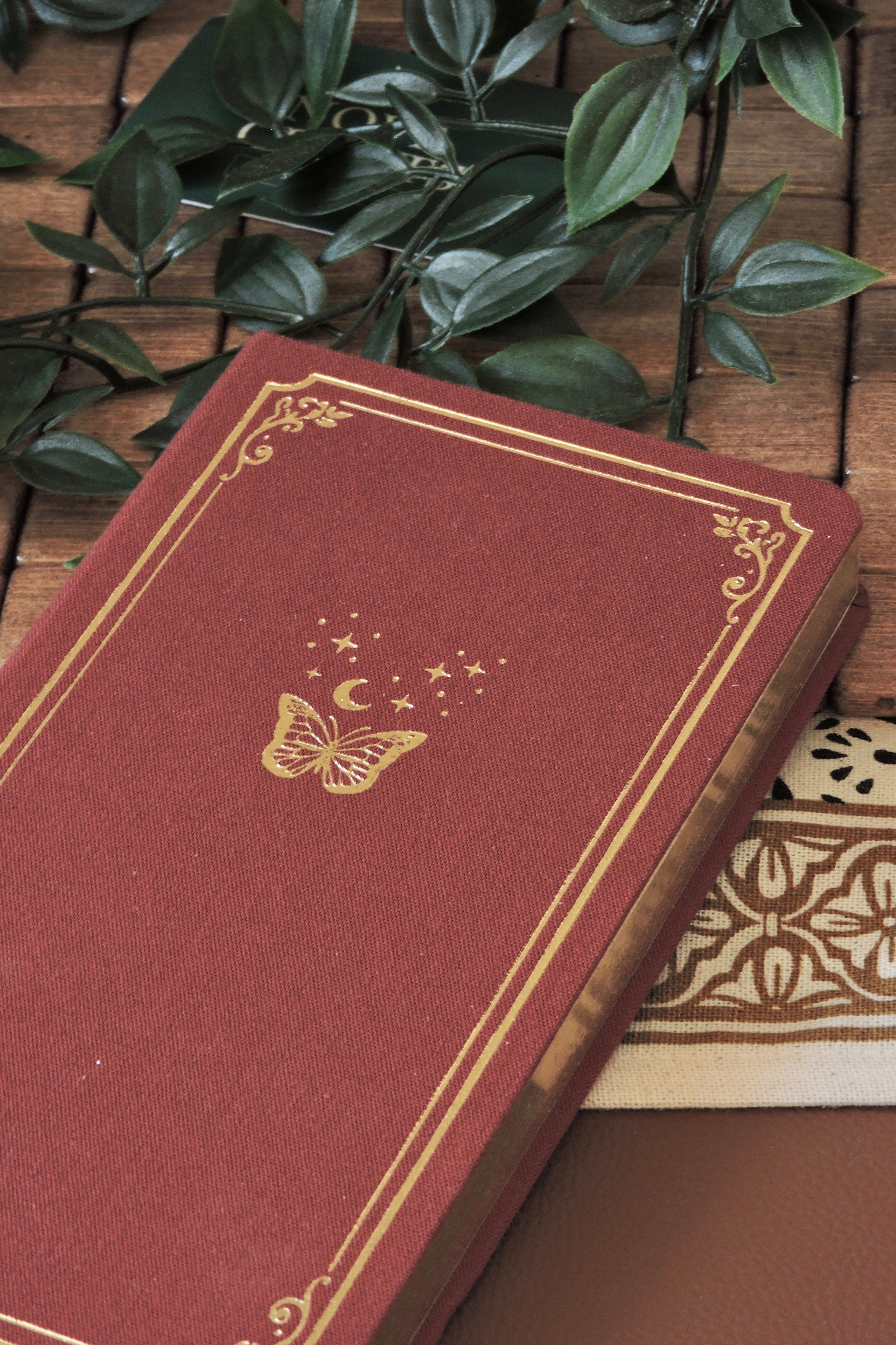 Nova Crafts Keten Yaldız Kapak Noktalı Defter 10x20.5 cm. 90 gr. Ivory 224 sy. Yaldız Kenar, Burgundy