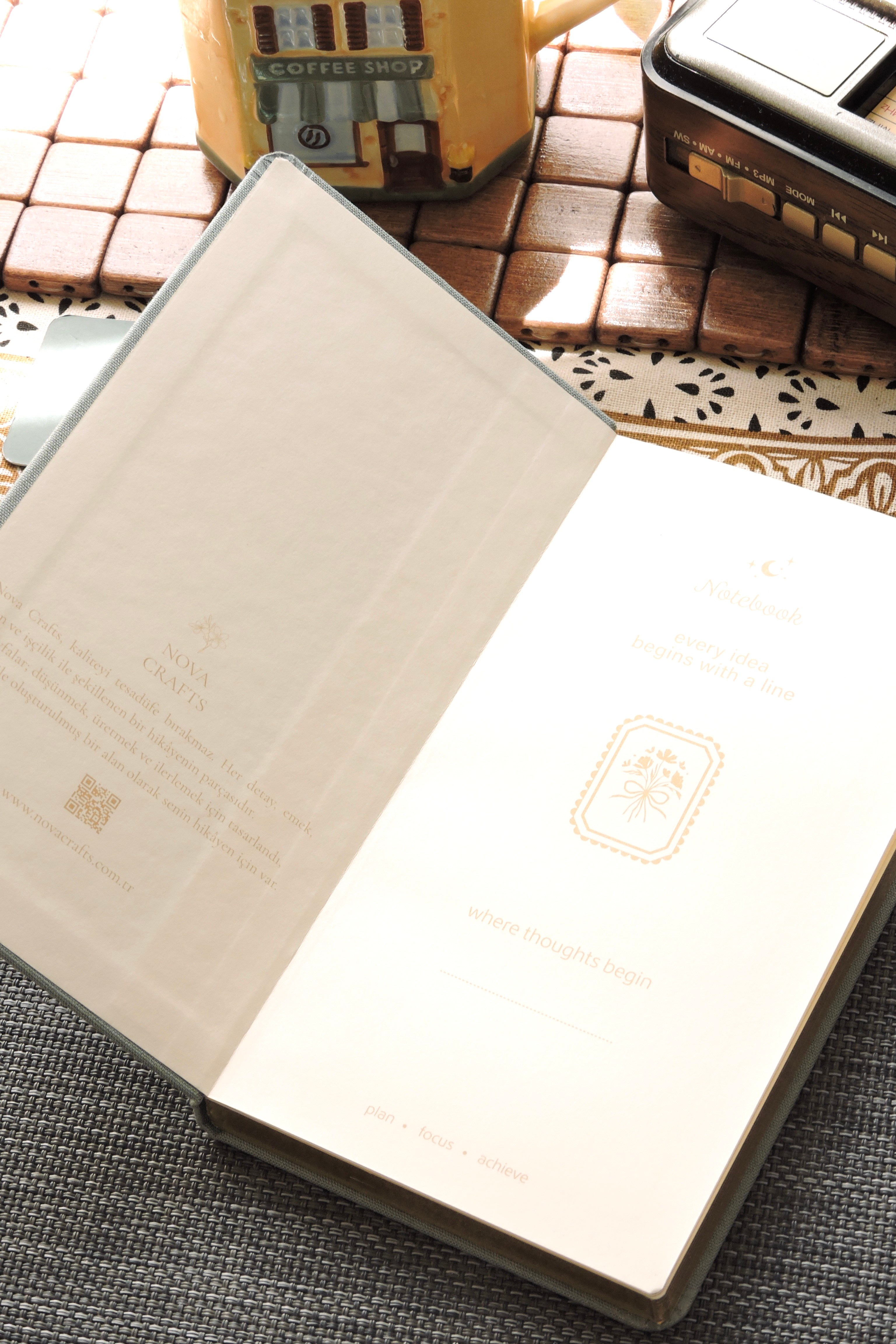 Nova Crafts Keten Yaldız Kapak Noktalı Defter 10x20.5 cm. 90 gr. Ivory 224 sy. Yaldız Kenar, Aqua Green