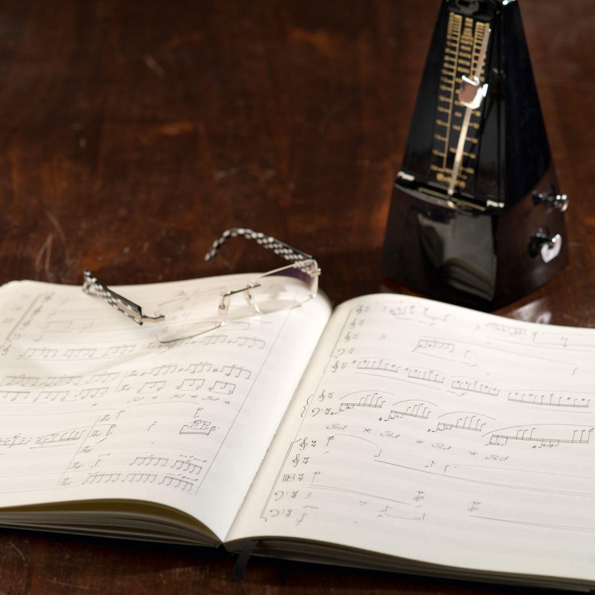 Leuchtturm1917 Master Classic (A4+), Sert Kapak, 123 Numaralandırılmış Porte Sayfa, Müzik Nota Defteri, Siyah 340833 