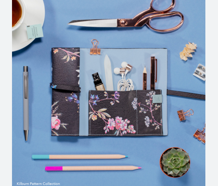 IF  V & A Bookaroo Tech-Tidy  Kablo Düzenleyici Kilburn Black Floral 