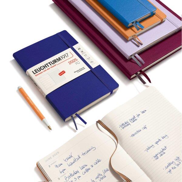 Leuchtturm1917 2025 Haftalık Planlayıcı ve Not Defteri, Orta Boy (A5), 144 Sayfa, İngilizce, Çizgili, Ink 370744