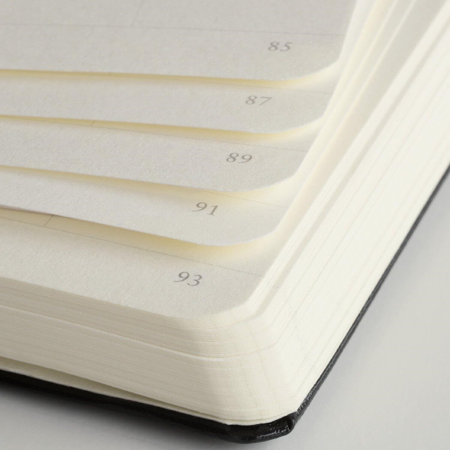 Leuchtturm1917 Not Defteri Cep Boy (A6), Sert Kapak, 187 Numaralandırılmış Sayfa, Noktalı, Black 333915