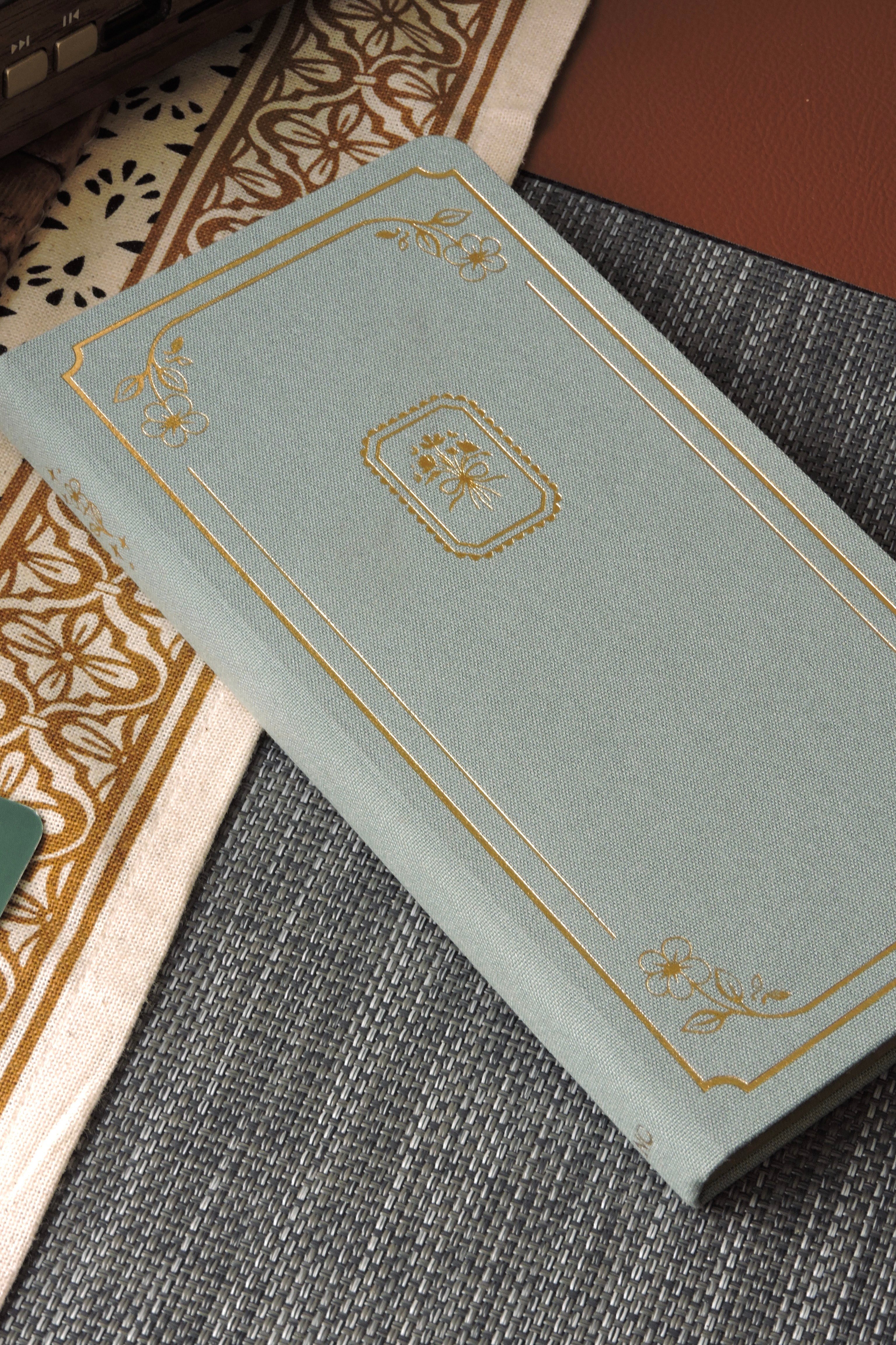 Nova Crafts Keten Yaldız Kapak Noktalı Defter 10x20.5 cm. 90 gr. Ivory 224 sy. Yaldız Kenar, Aqua Green