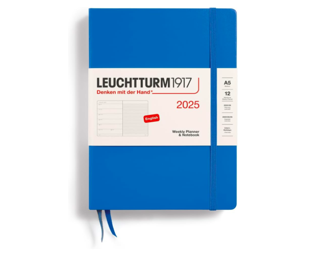 Leuchtturm1917 2025 Haftalık Planlayıcı ve Not Defteri, Orta Boy (A5), 144 Sayfa, İngilizce, Çizgili, Sky 370743