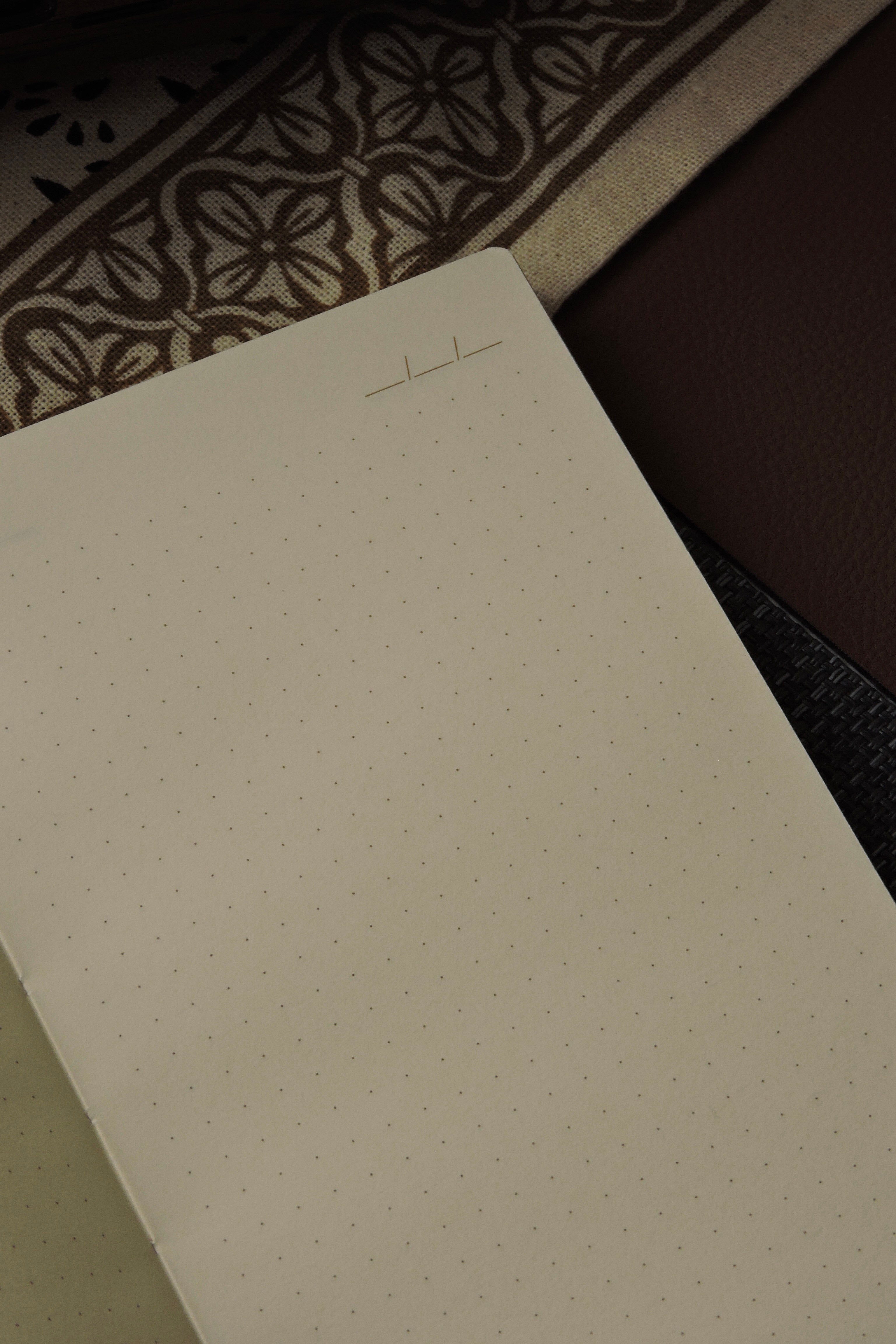 Nova Crafts Keten Yaldız Kapak Noktalı Defter 10x20.5 cm. 90 gr. Ivory 224 sy. Yaldız Kenar, Aqua Green
