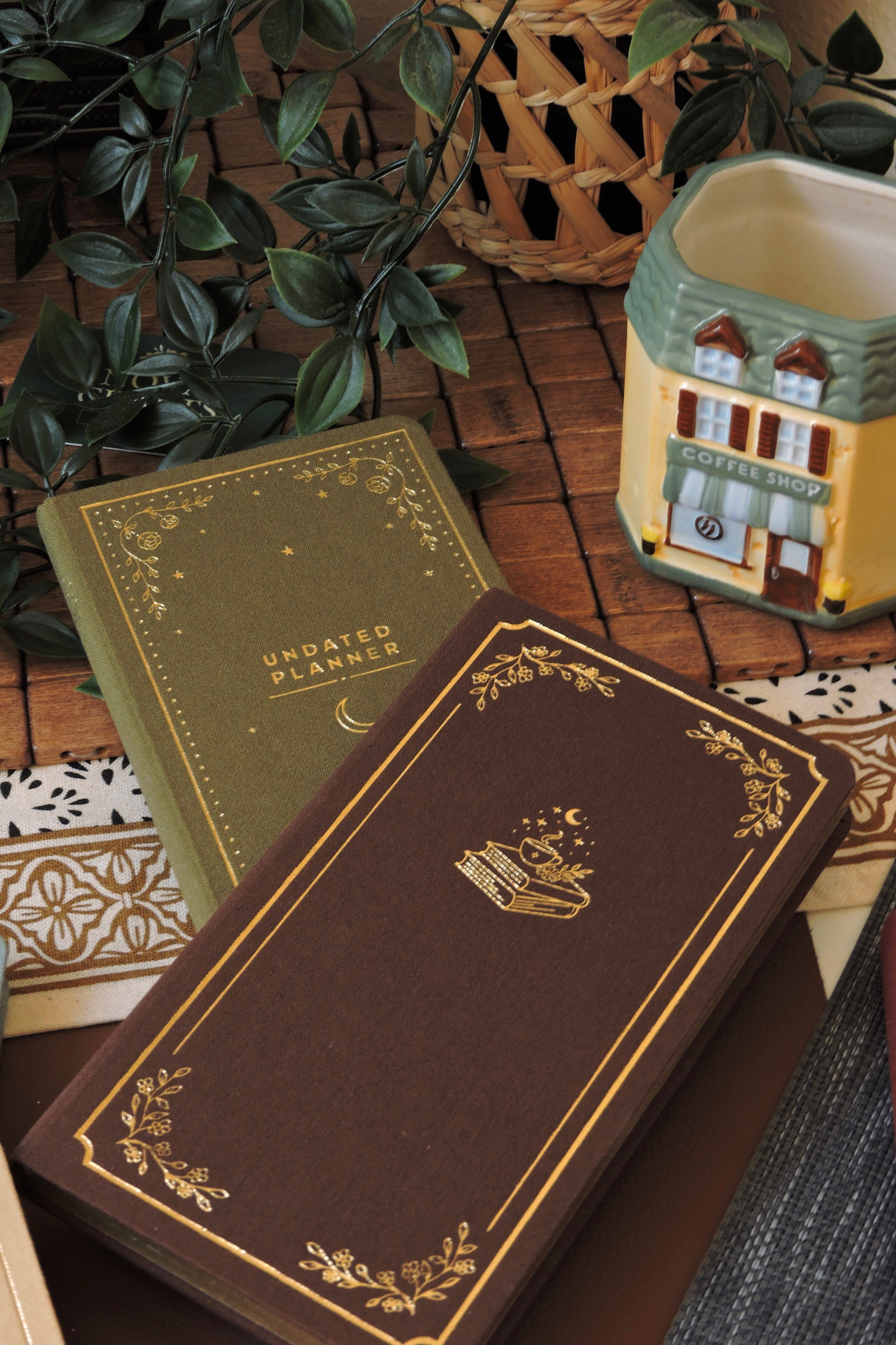 Nova Crafts Keten Yaldız Kapak Planlayıcı 10x20.5 cm. 90 gr. Ivory 224 sy. Yaldız Kenar, Green