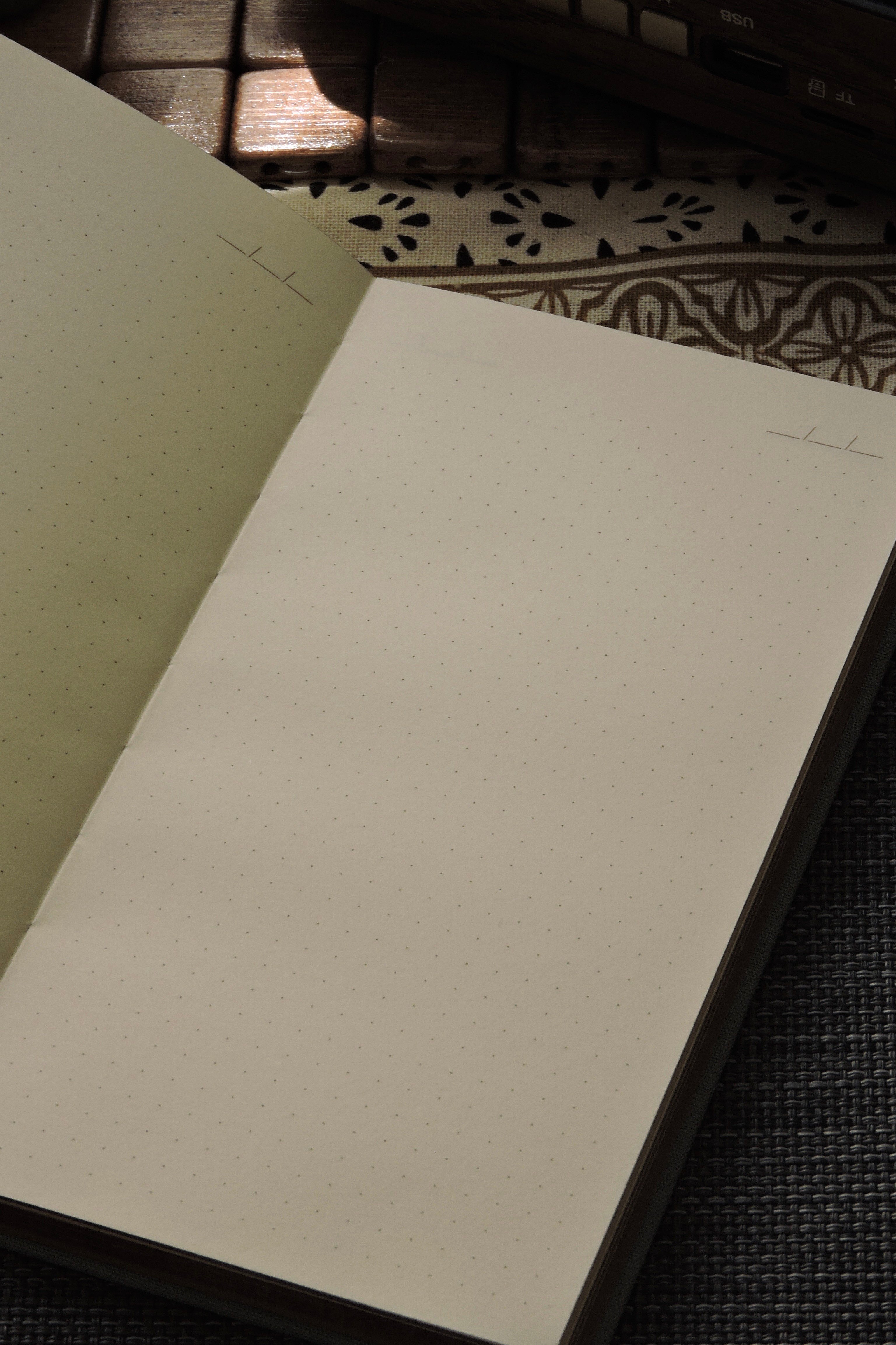 Nova Crafts Keten Yaldız Kapak Noktalı Defter 10x20.5 cm. 90 gr. Ivory 224 sy. Yaldız Kenar, Aqua Green