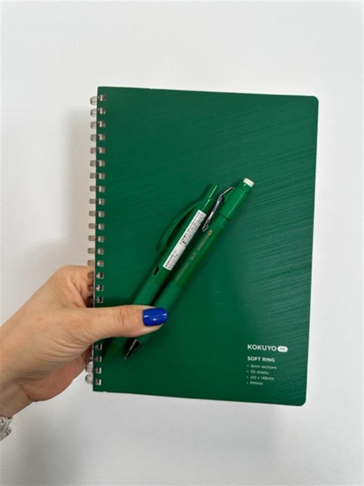 Kokuyo Premium Hediye Seti - Kareli A5 Defter, 0.7mm Versatil Kalem ve Jel Kalem Piman