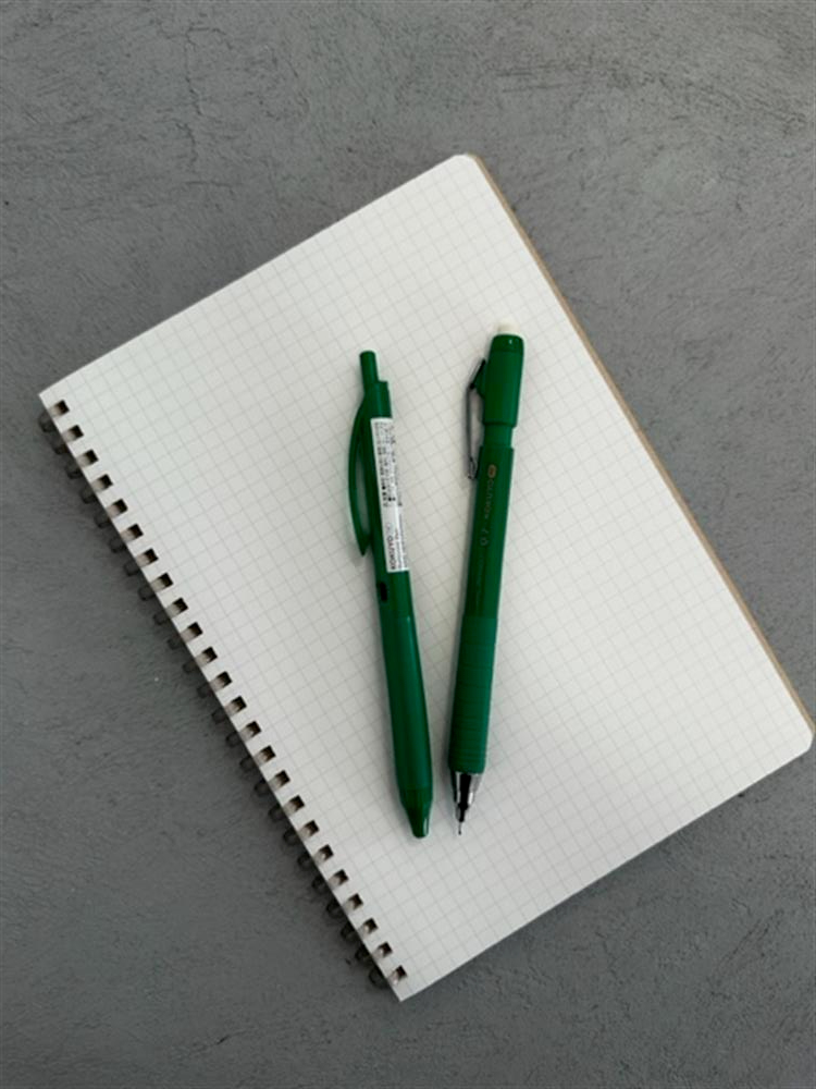 Kokuyo Premium Hediye Seti - Kareli A5 Defter, 0.7mm Versatil Kalem ve Jel Kalem Piman