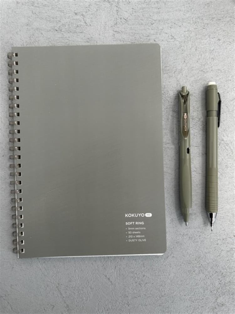 Kokuyo Premium Hediye Seti - Kareli A5 Defter, 0.7mm Versatil Kalem ve Jel Kalem Dusty Olive