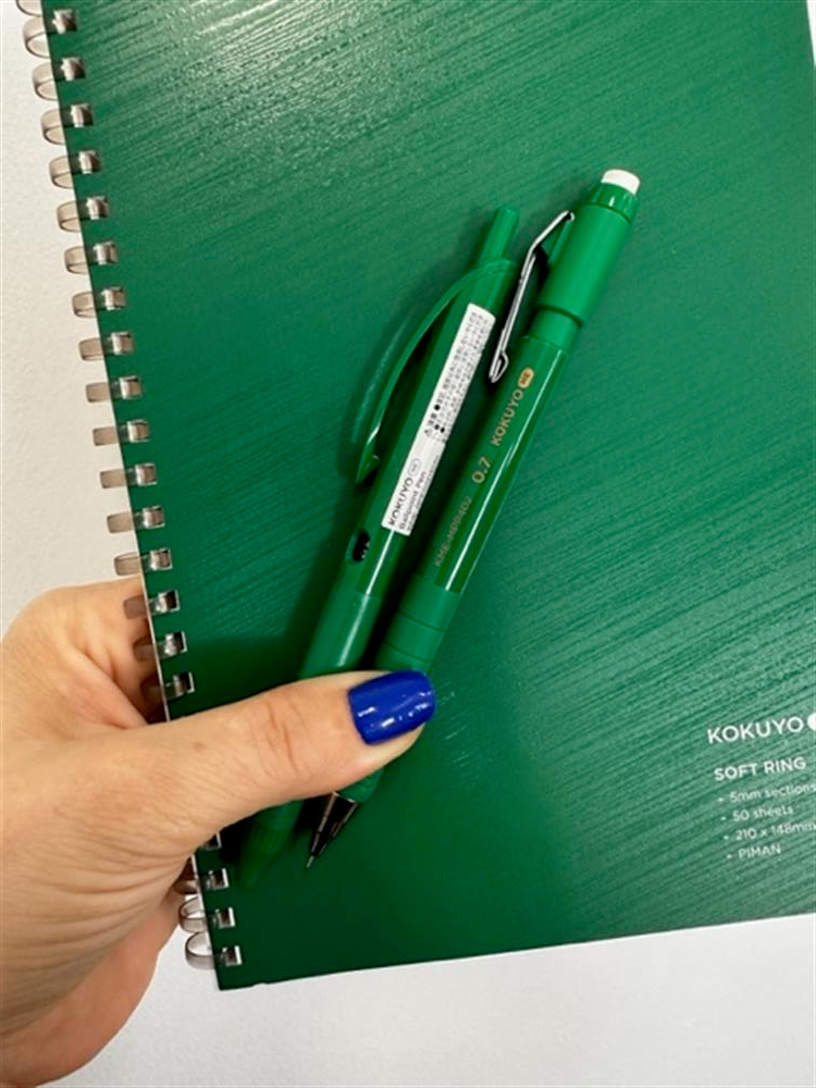Kokuyo Premium Hediye Seti - Kareli A5 Defter, 0.7mm Versatil Kalem ve Jel Kalem Piman