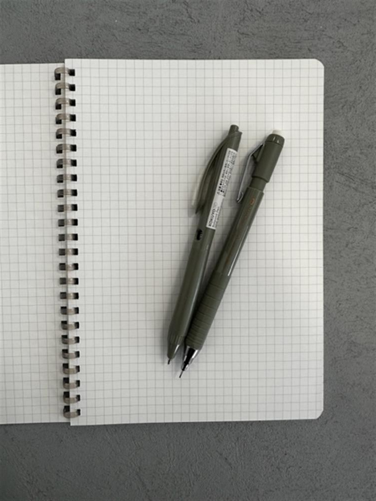 Kokuyo Premium Hediye Seti - Kareli A5 Defter, 0.7mm Versatil Kalem ve Jel Kalem Dusty Olive