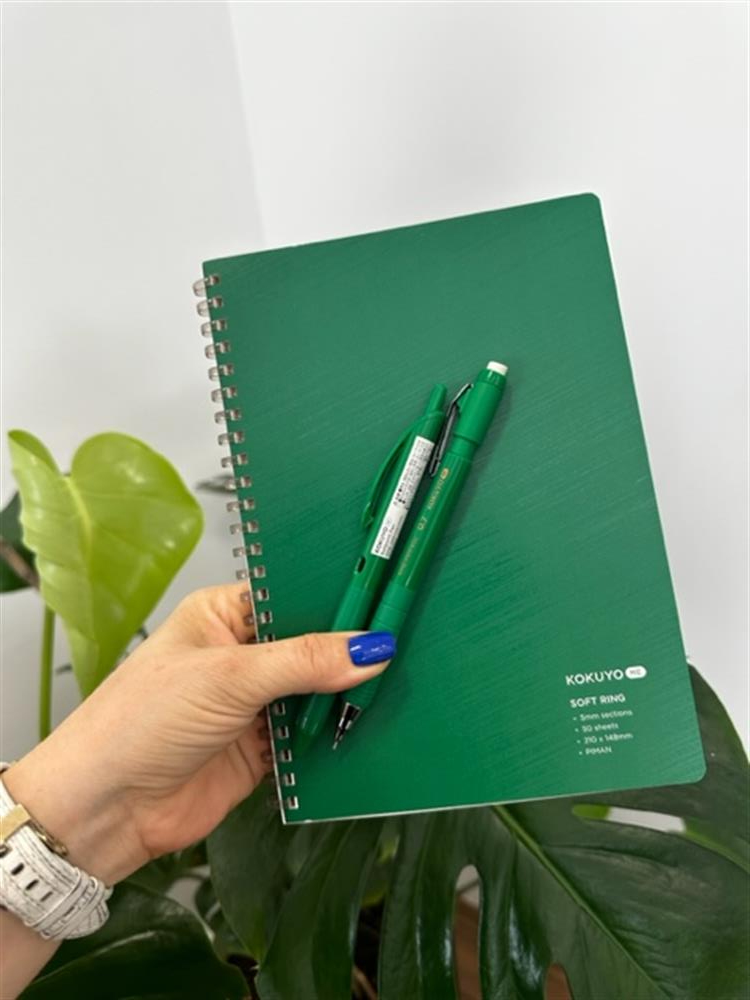 Kokuyo Premium Hediye Seti - Kareli A5 Defter, 0.7mm Versatil Kalem ve Jel Kalem Piman