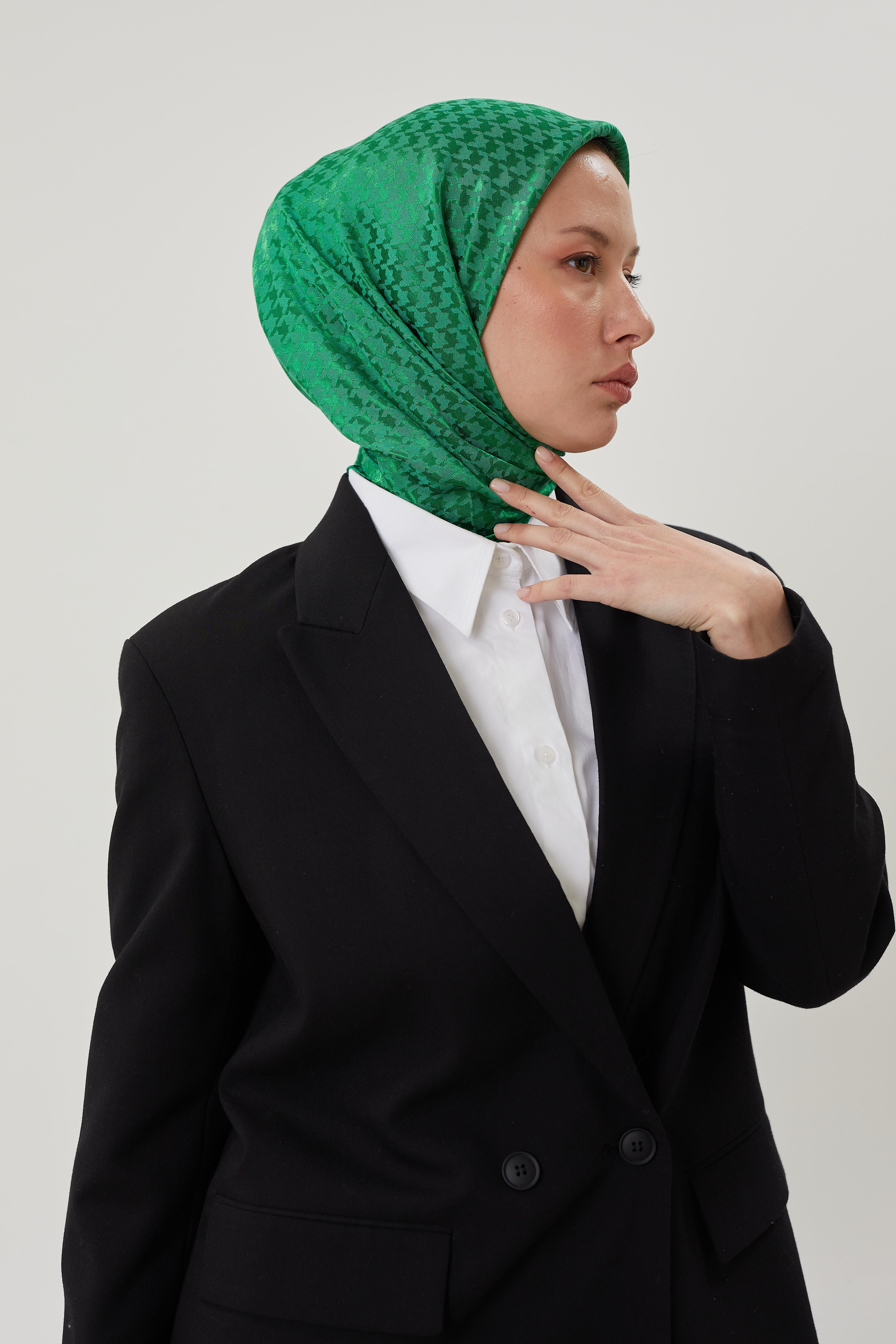 Benetton Kazayağı Desen Parlak Jakar Eşarp