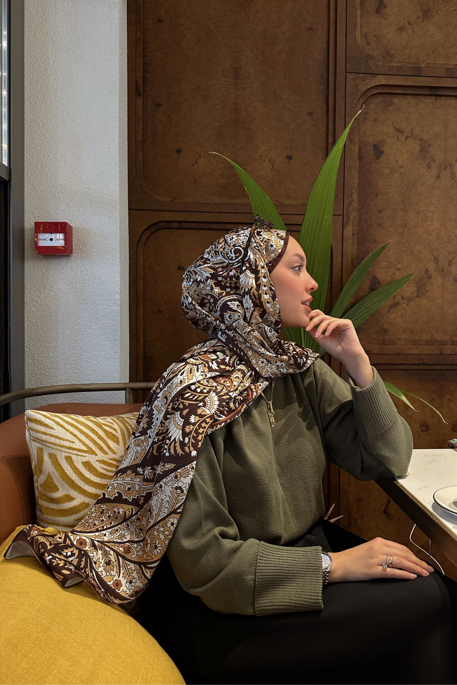 Betül'ün Acı Kahve Balamir Desen İpek Şal Tercihi