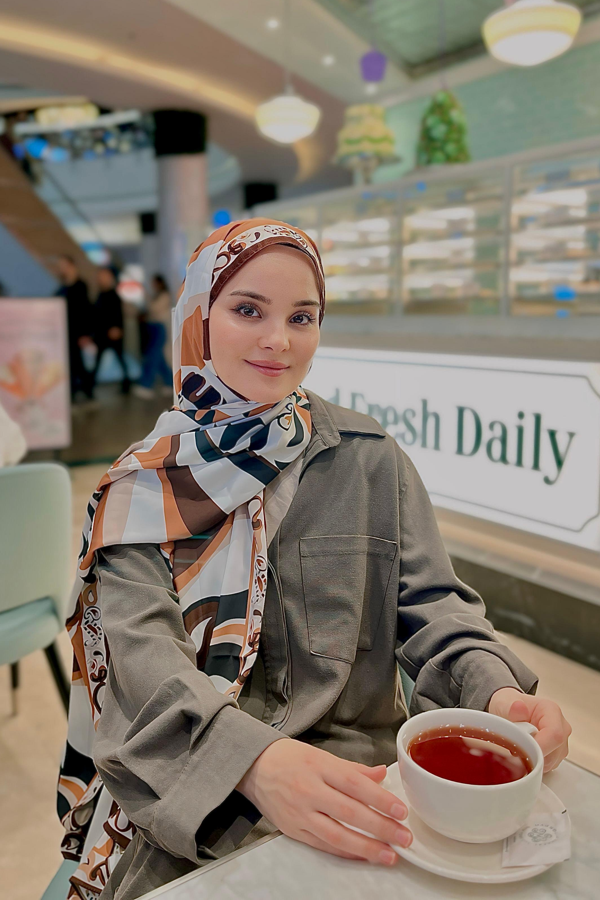 Betül'ün Pastel Kahve Dila Desen İpek Şal Tercihi
