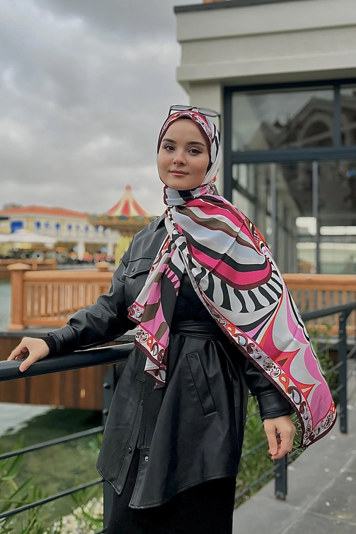 Betül'ün Pastel Pembe Dila Desen İpek Şal Tercihi