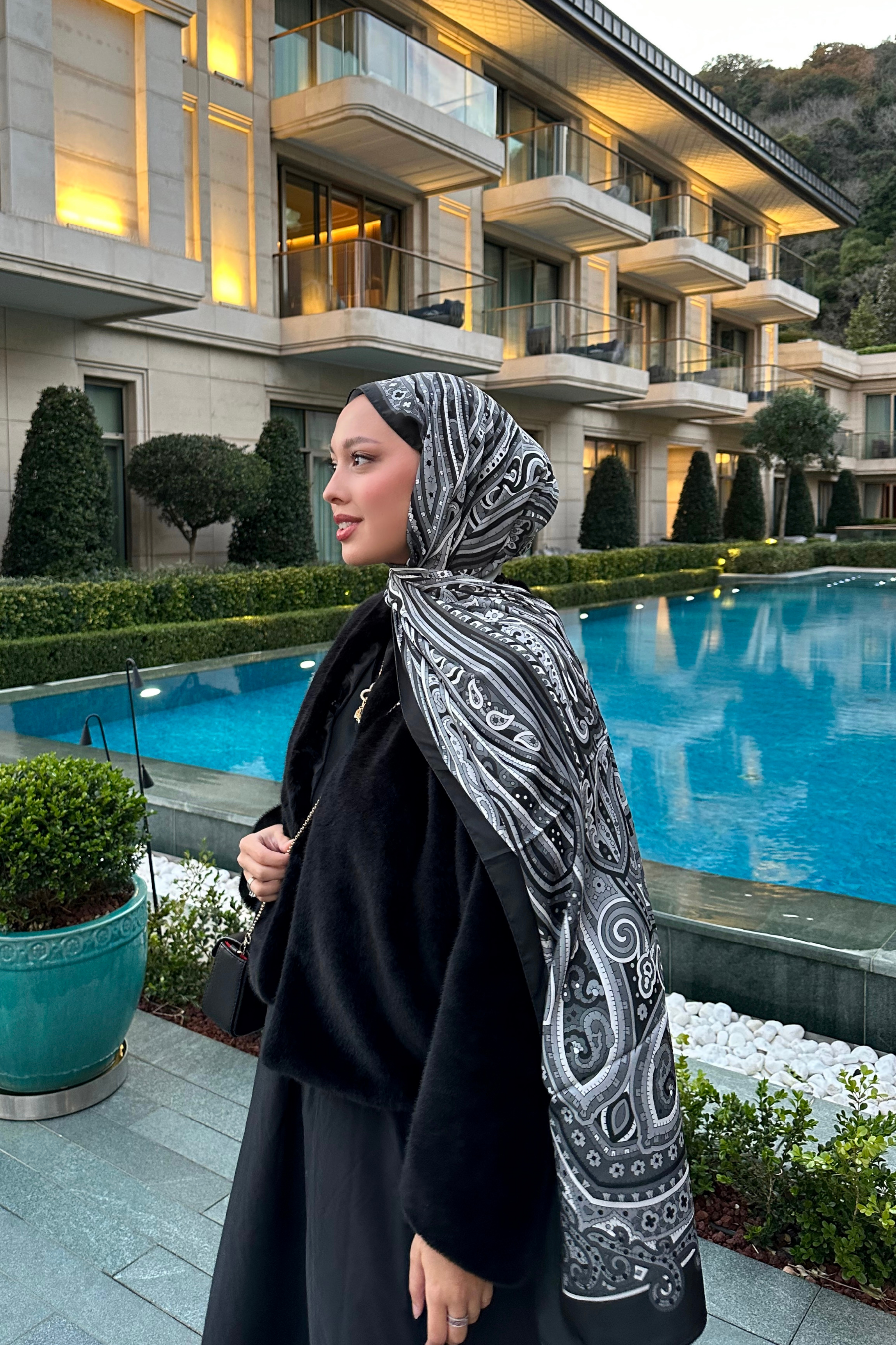 Betül'ün Siyah Zeren Desen İpek Şal Tercihi