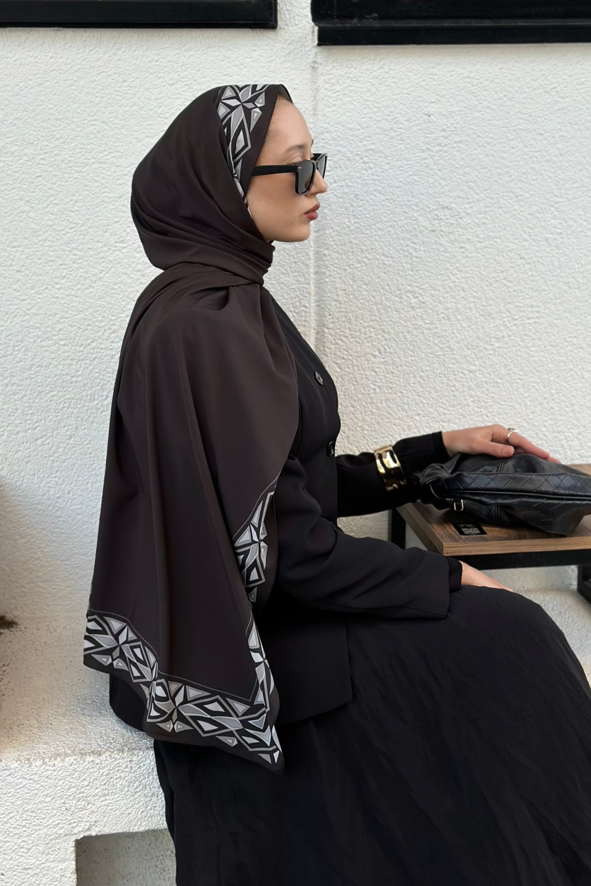Beyza'nın Siyah Venedik Desen Pamuk Vual Şal Tercihi
