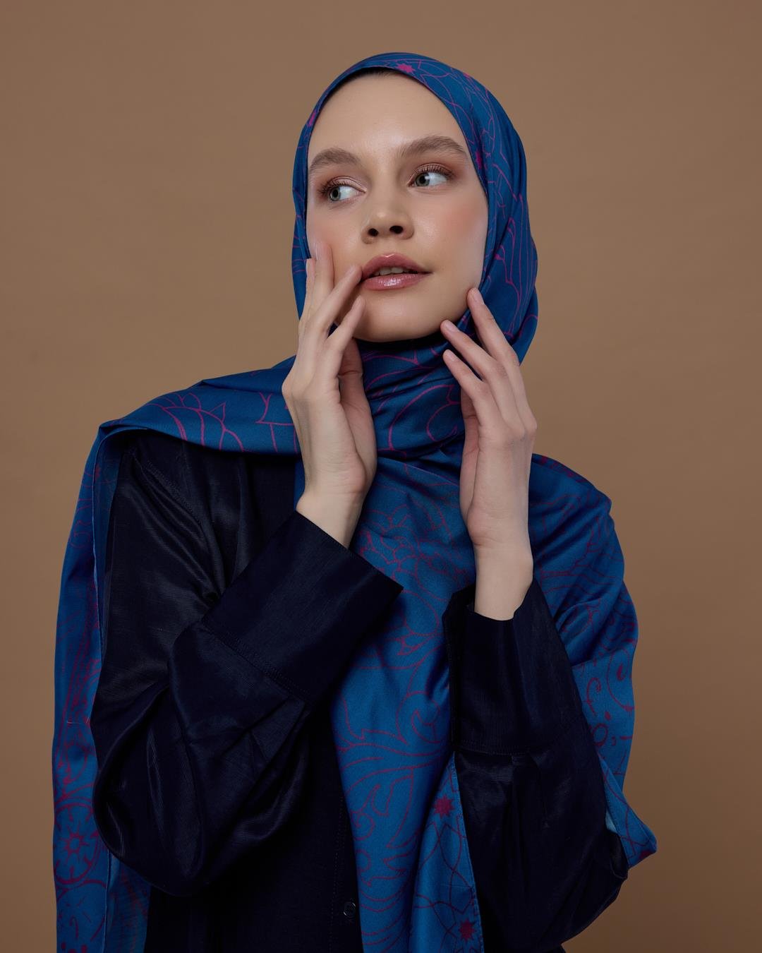 Çini Mavisi & Şakayık Pembesi Efsunlu Desen Şal