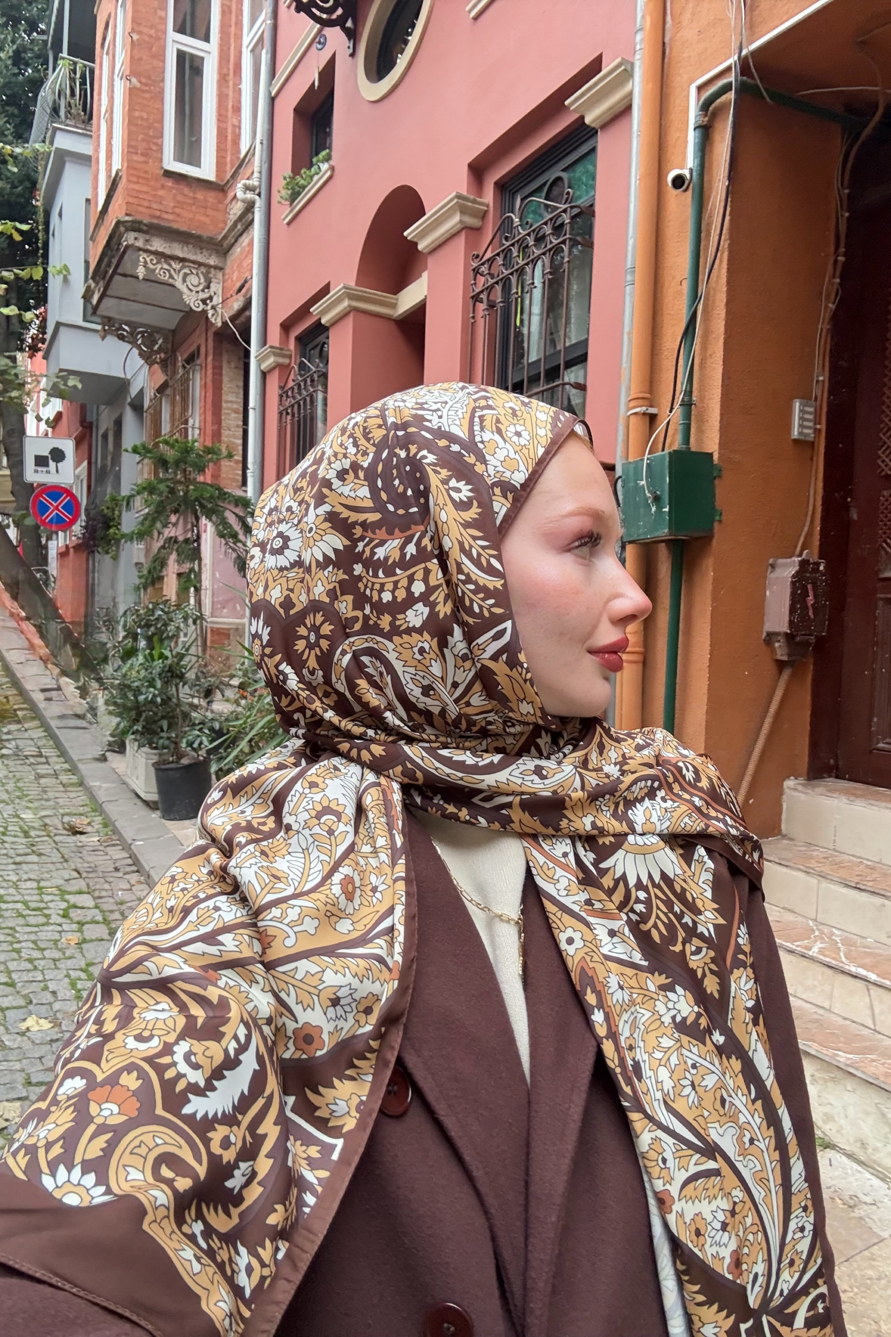 Derya'nın Acı Kahve Balamir Desen İpek Şal Tercihi