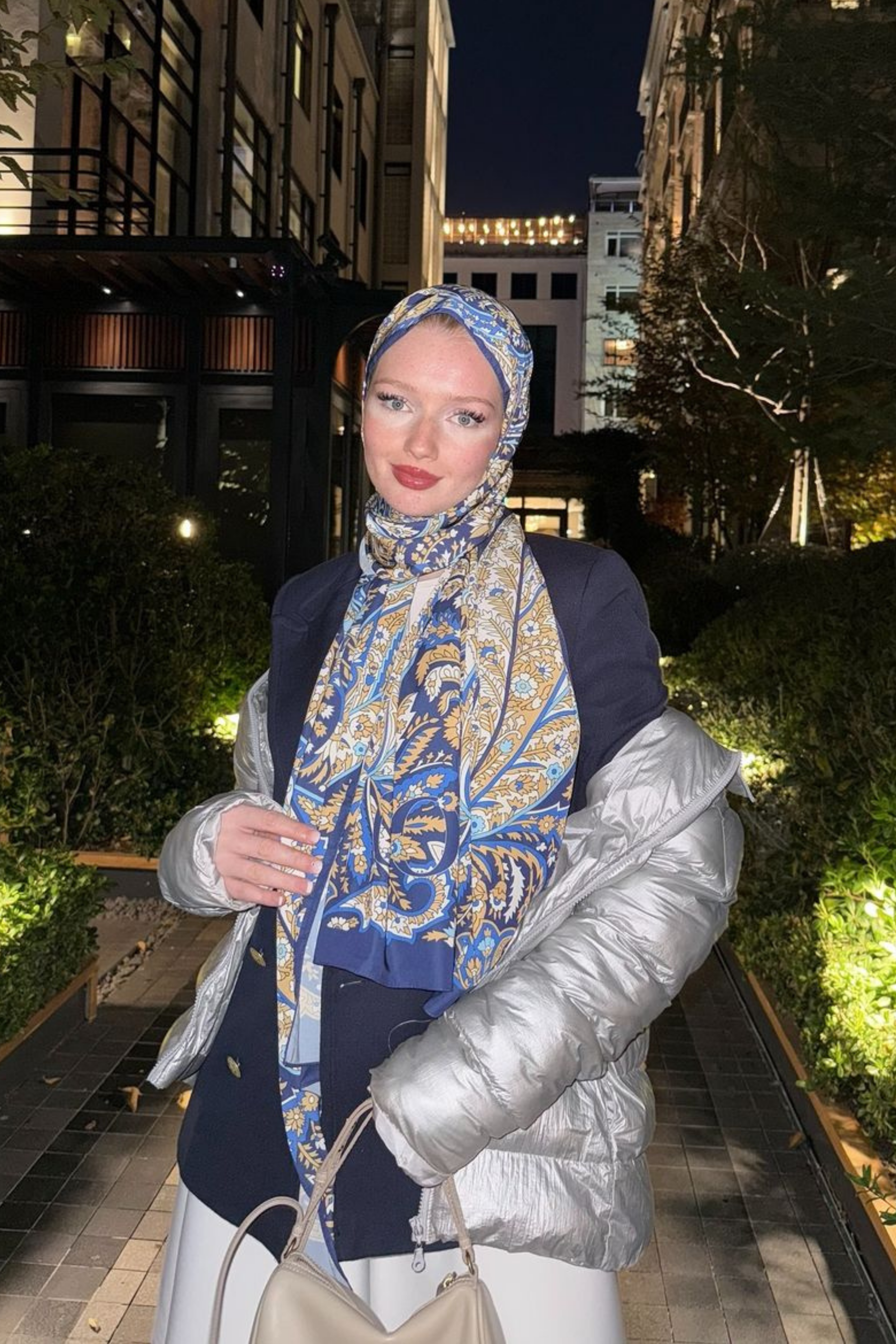 Derya'nın Mavi Balamir Desen İpek Şal Tercihi