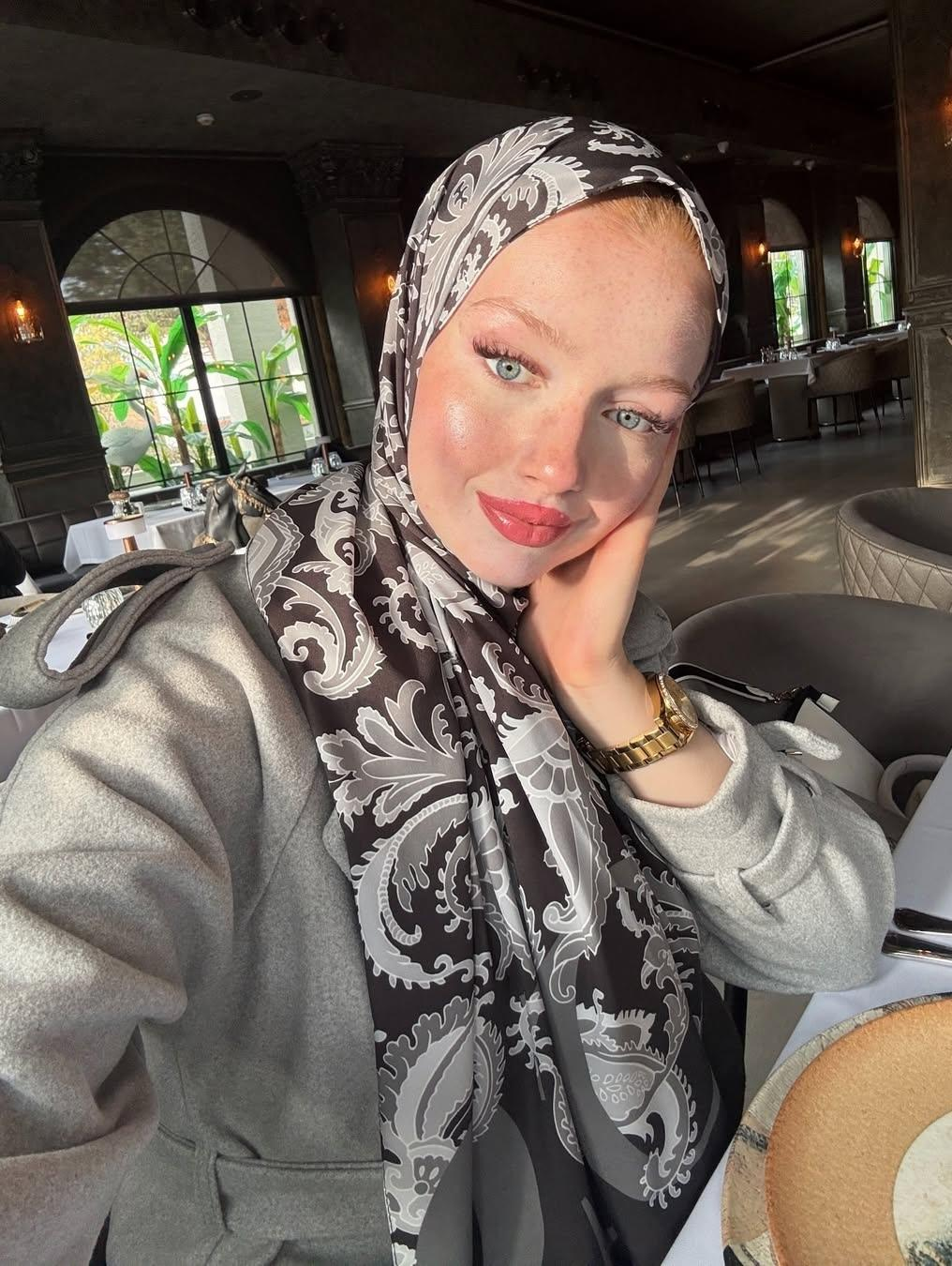 Derya'nın Siyah Deva Desen Pamuk Vual Şal Tercihi