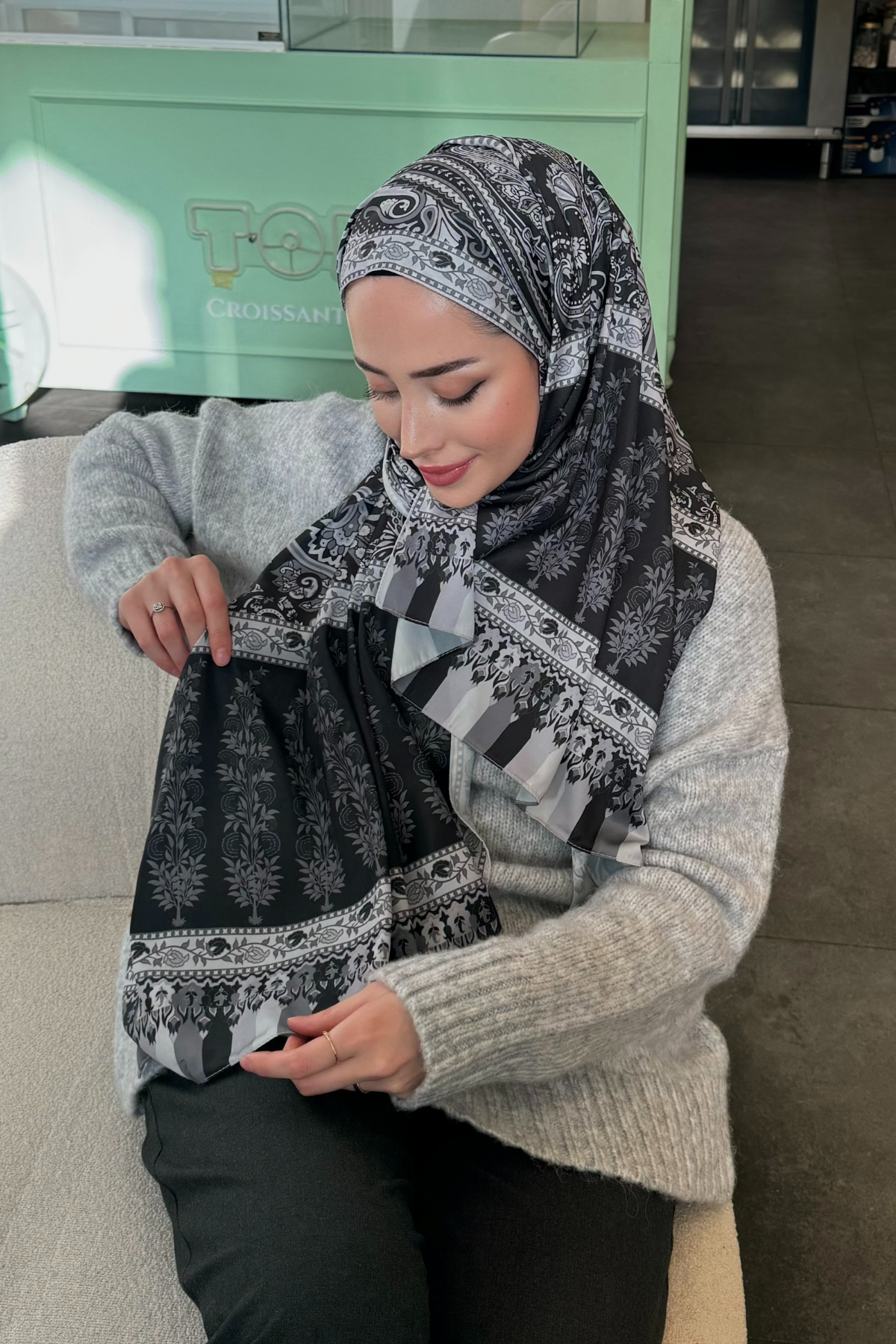 Duygu'nun Siyah Ediz Desen İpek Şal Tercihi