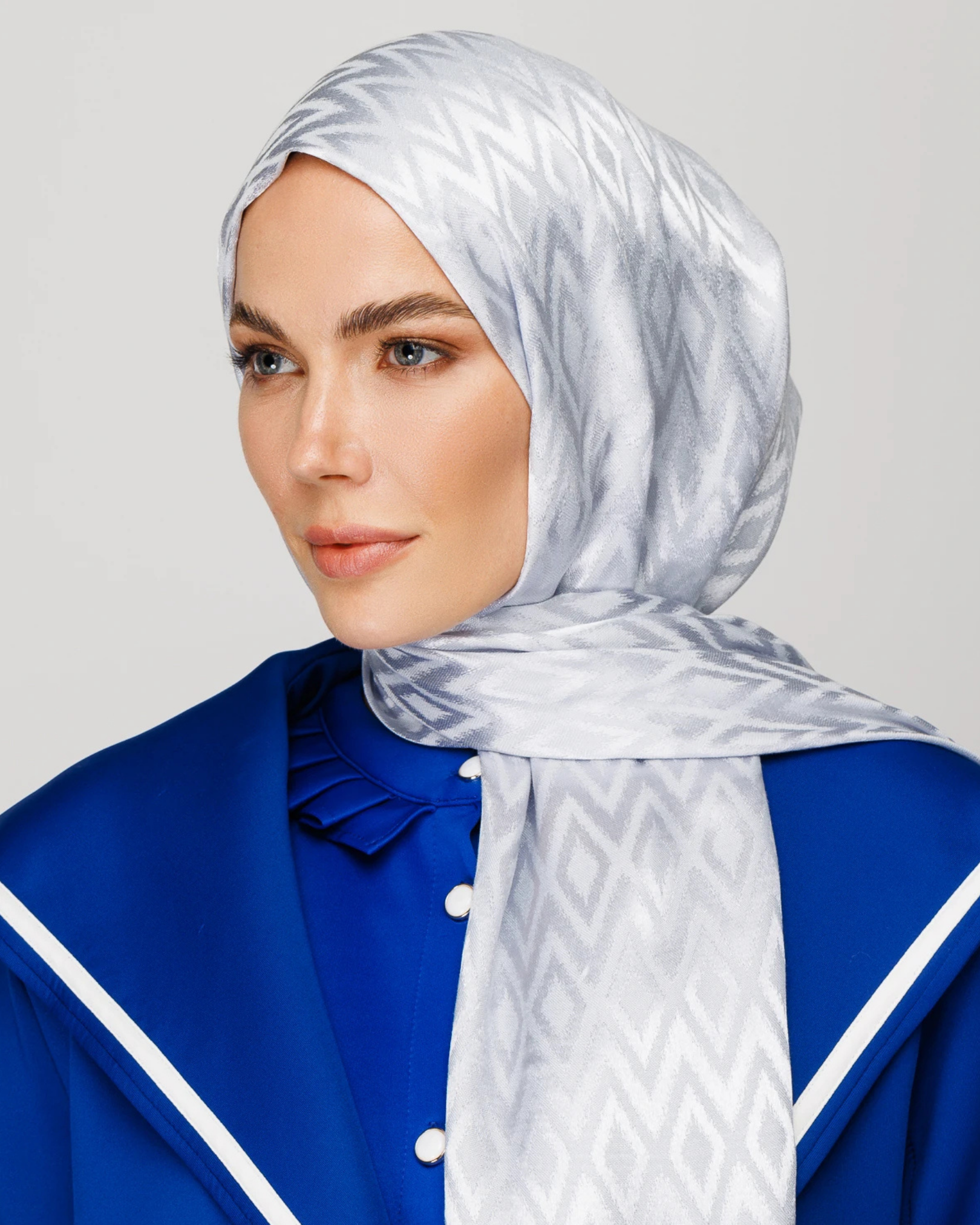 Gümüş Karo Desen Parlak Jakar Şal
