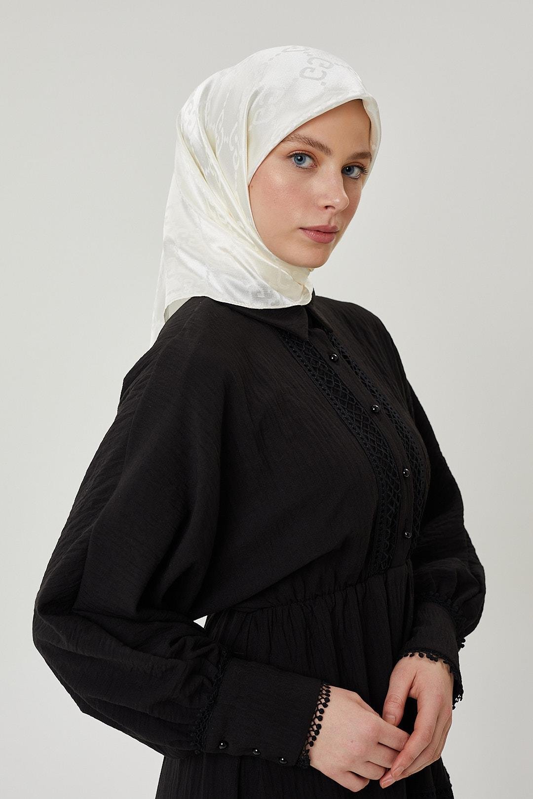Kırık Beyaz G Desen Parlak Eşarp