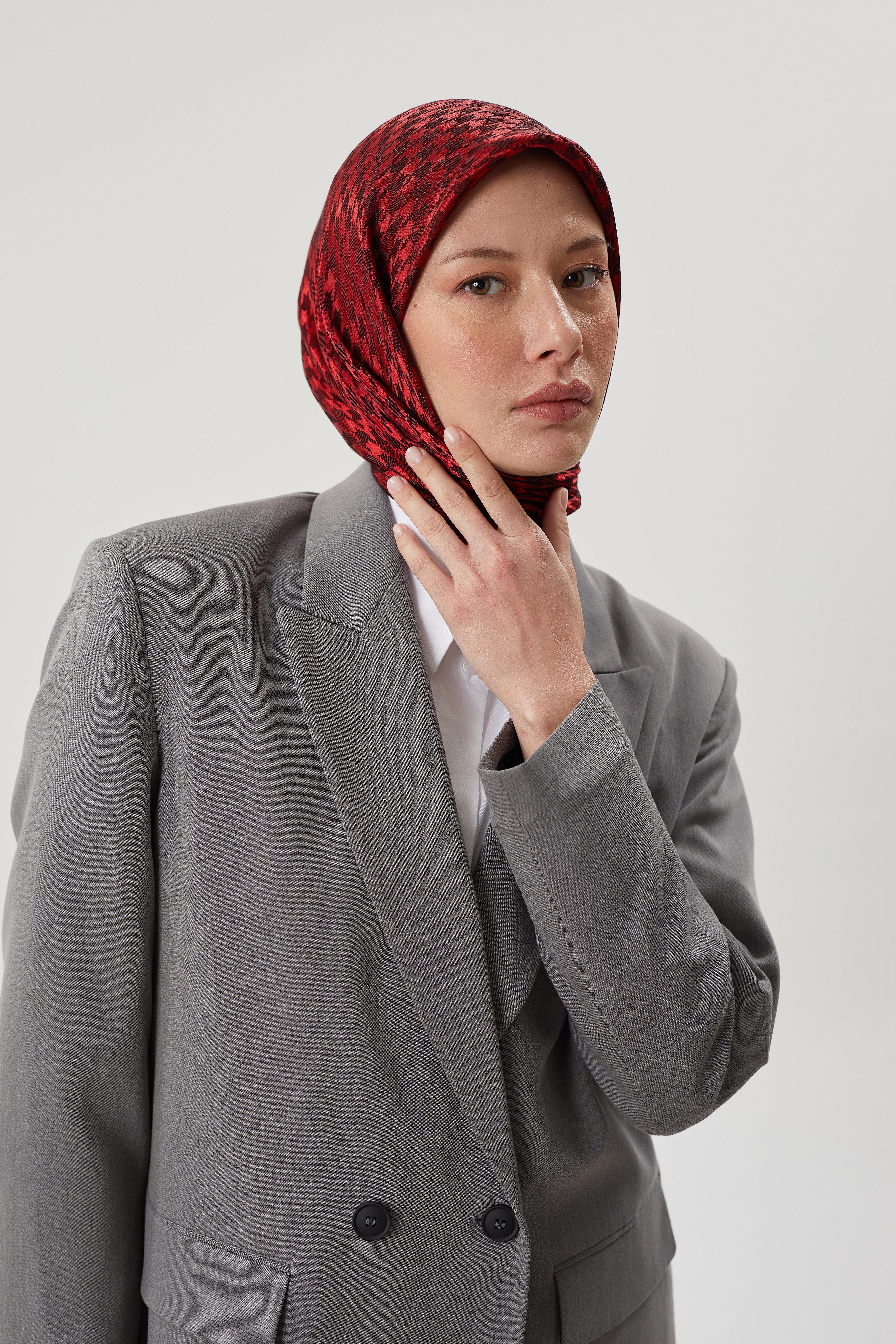 Kırmızı Kazayağı Desen Parlak Jakar Eşarp