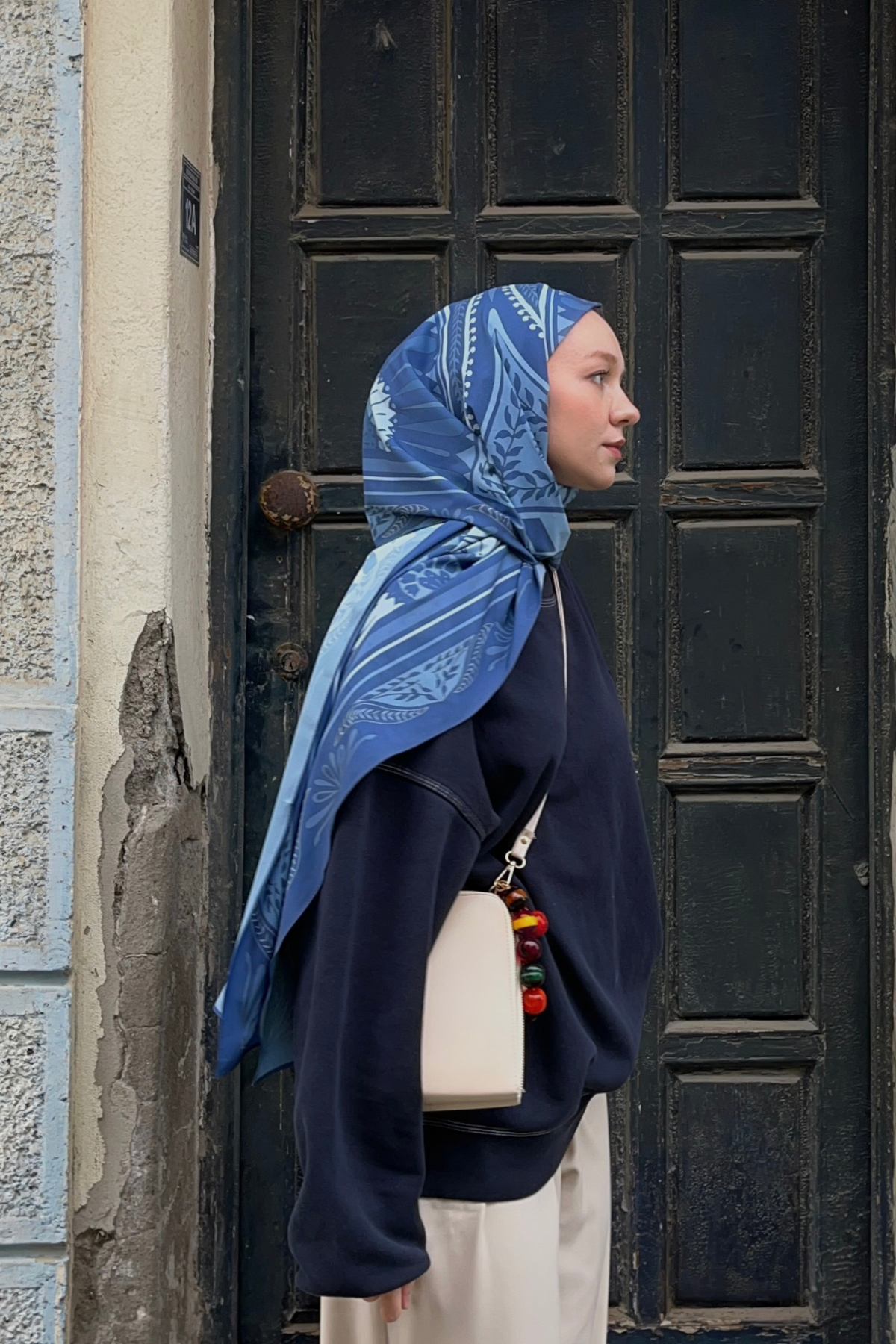 Rümeysa'nın Mavi Zümra Desen Pamuk Vual Şal Tercihi