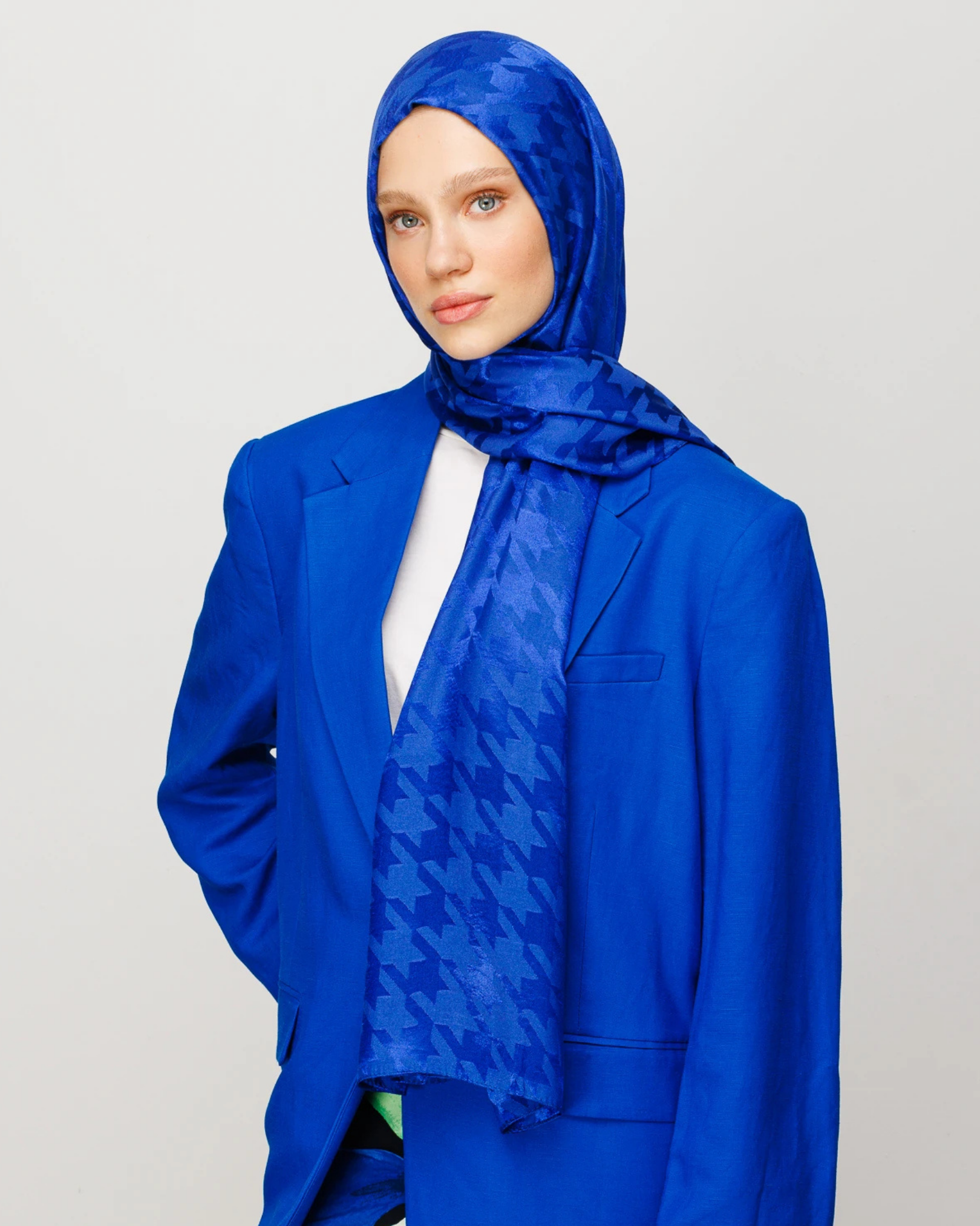 Saks Mavi Kazayağı Desen Parlak Jakar Şal