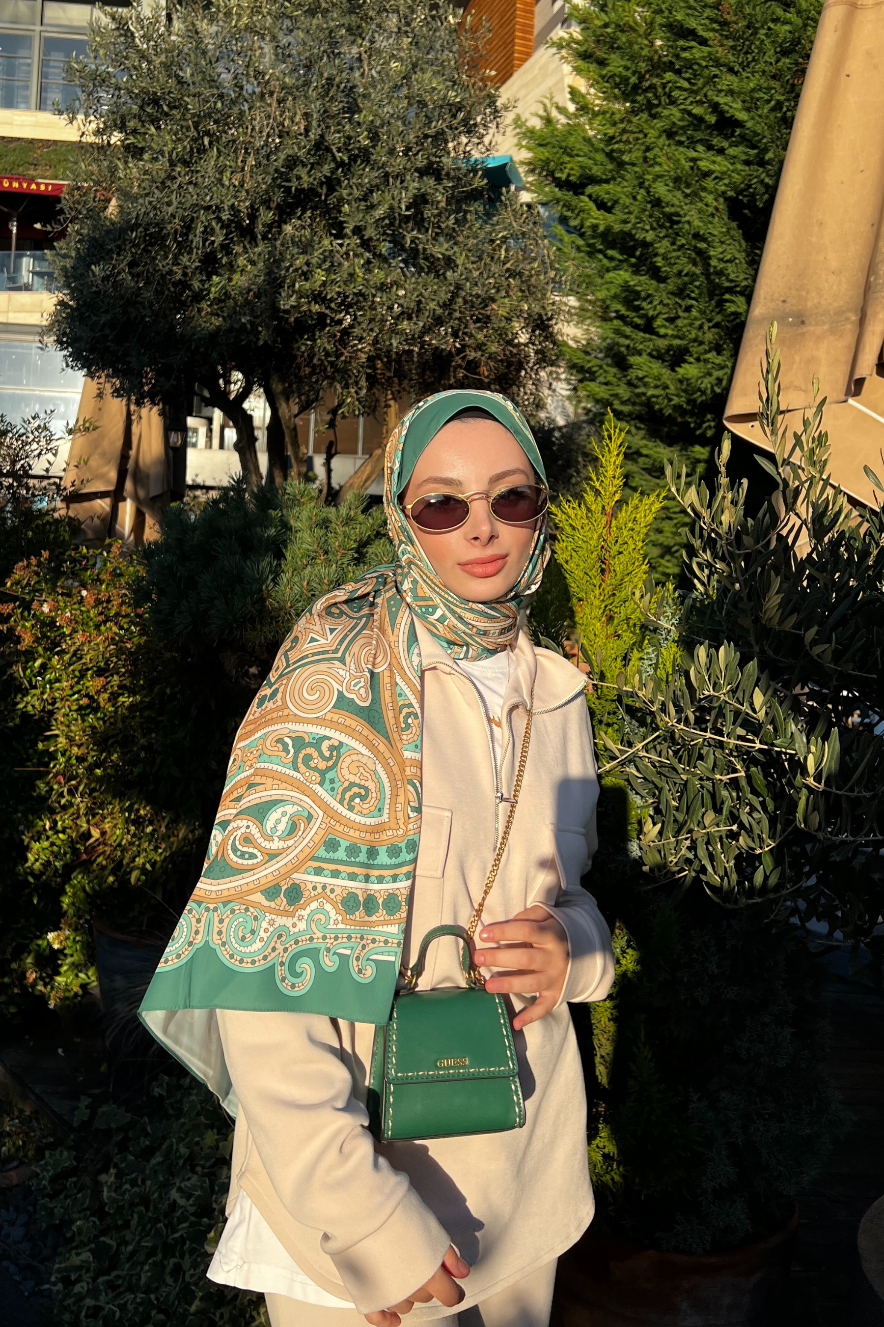 Şüheda'nın Haki Zeren Desen İpek Şal Tercihi