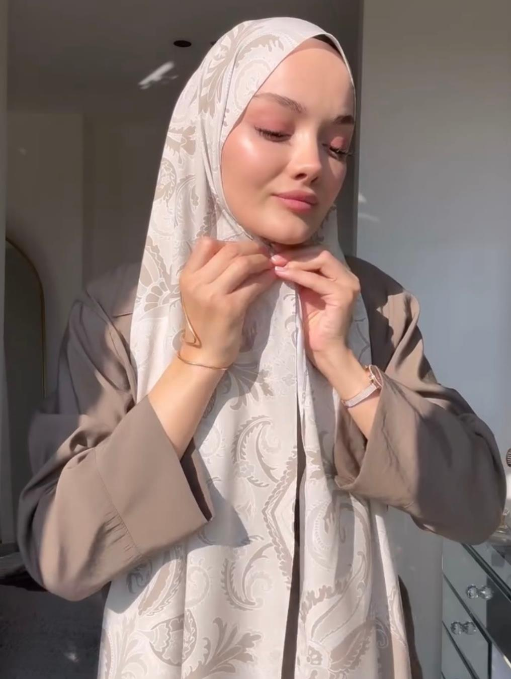 Şule'nin Bej Deva Desen Şal Tercihi 