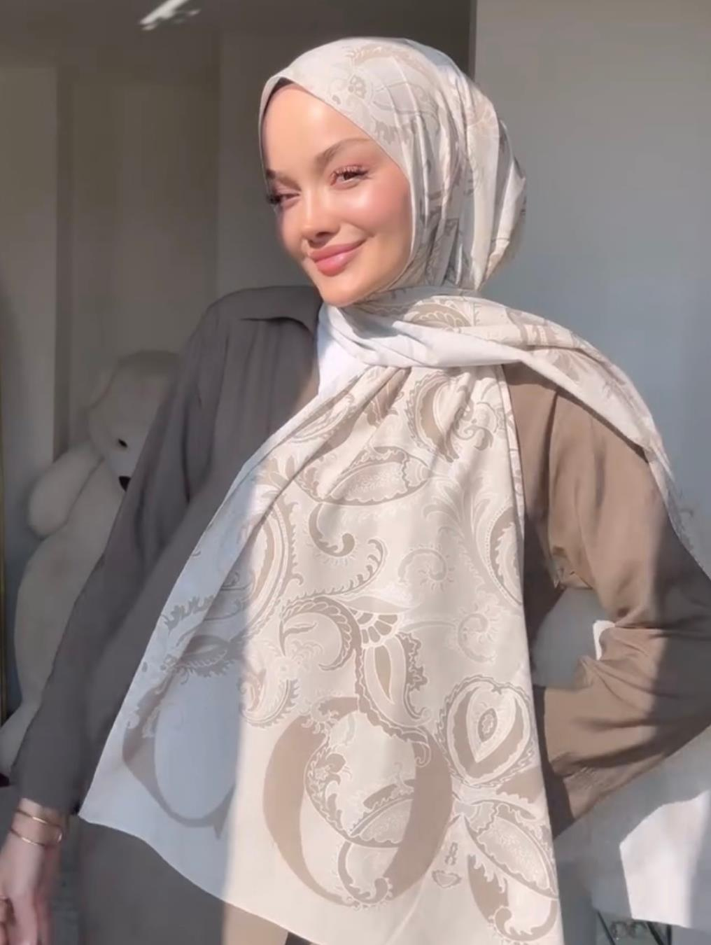 Şule'nin Bej Deva Desen Şal Tercihi 