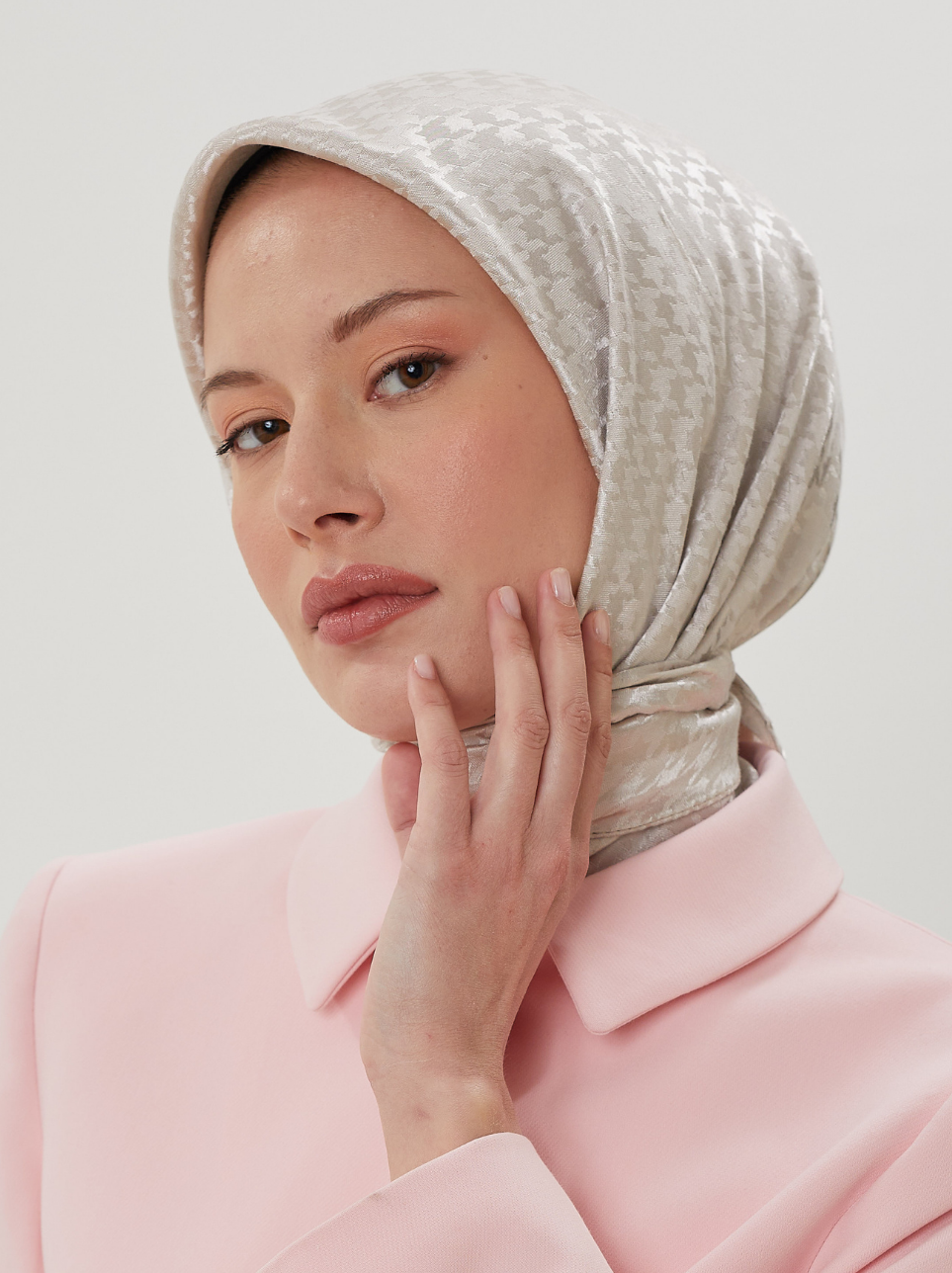 Taş Kazayağı Desen Parlak Jakar Eşarp