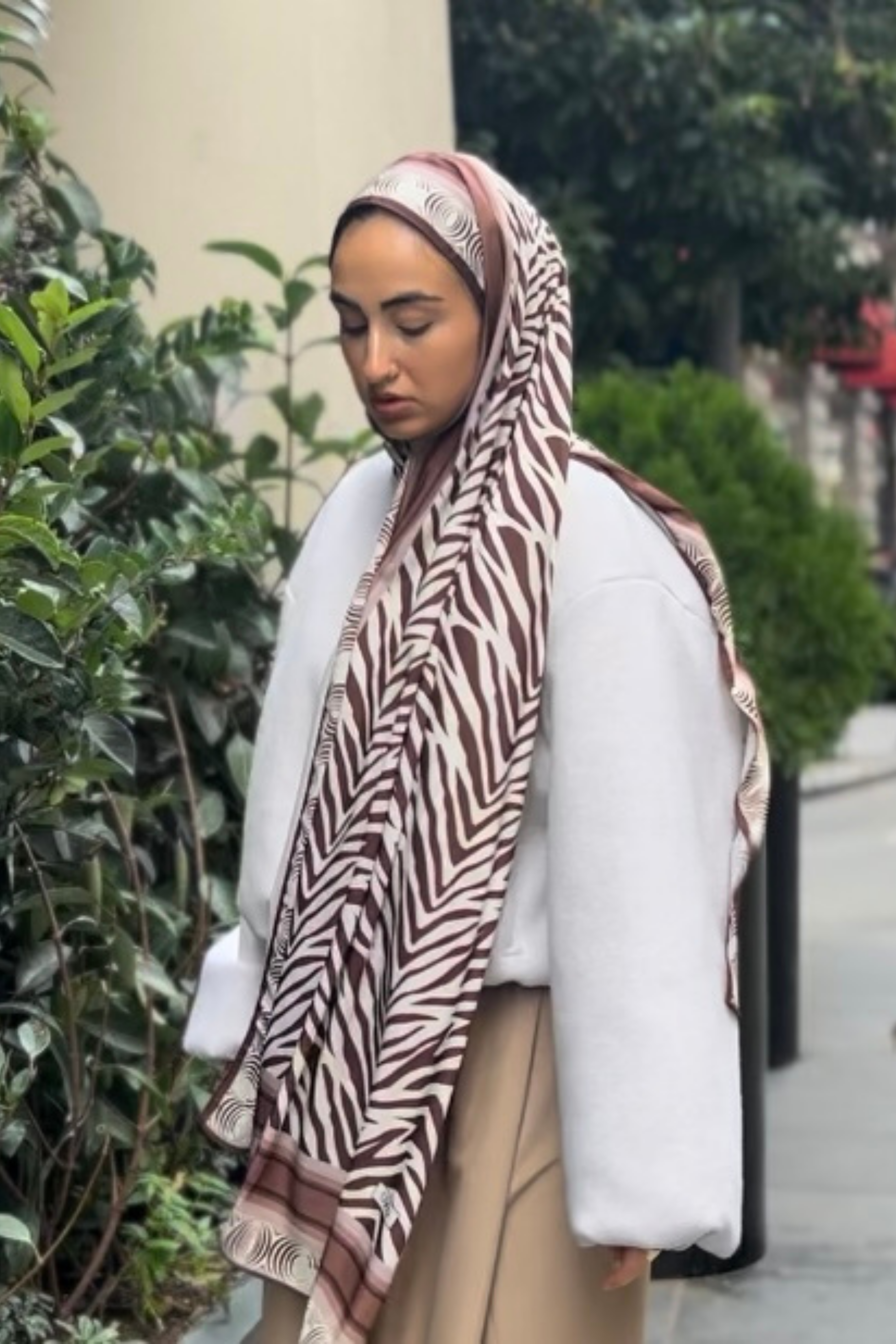 Yaren'in Acı Kahve Zebra Desen İpek Şal Tercihi