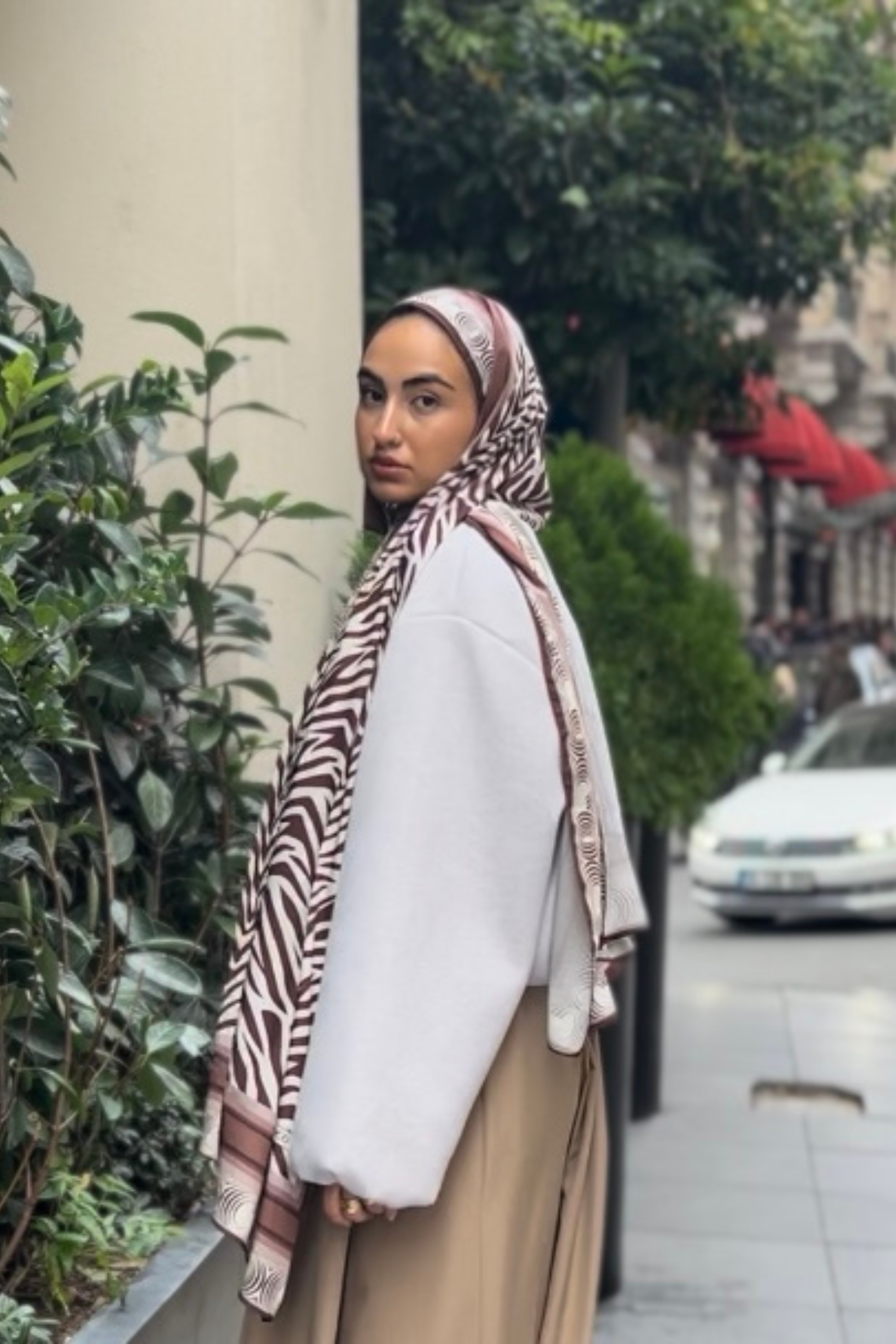 Yaren'in Acı Kahve Zebra Desen İpek Şal Tercihi